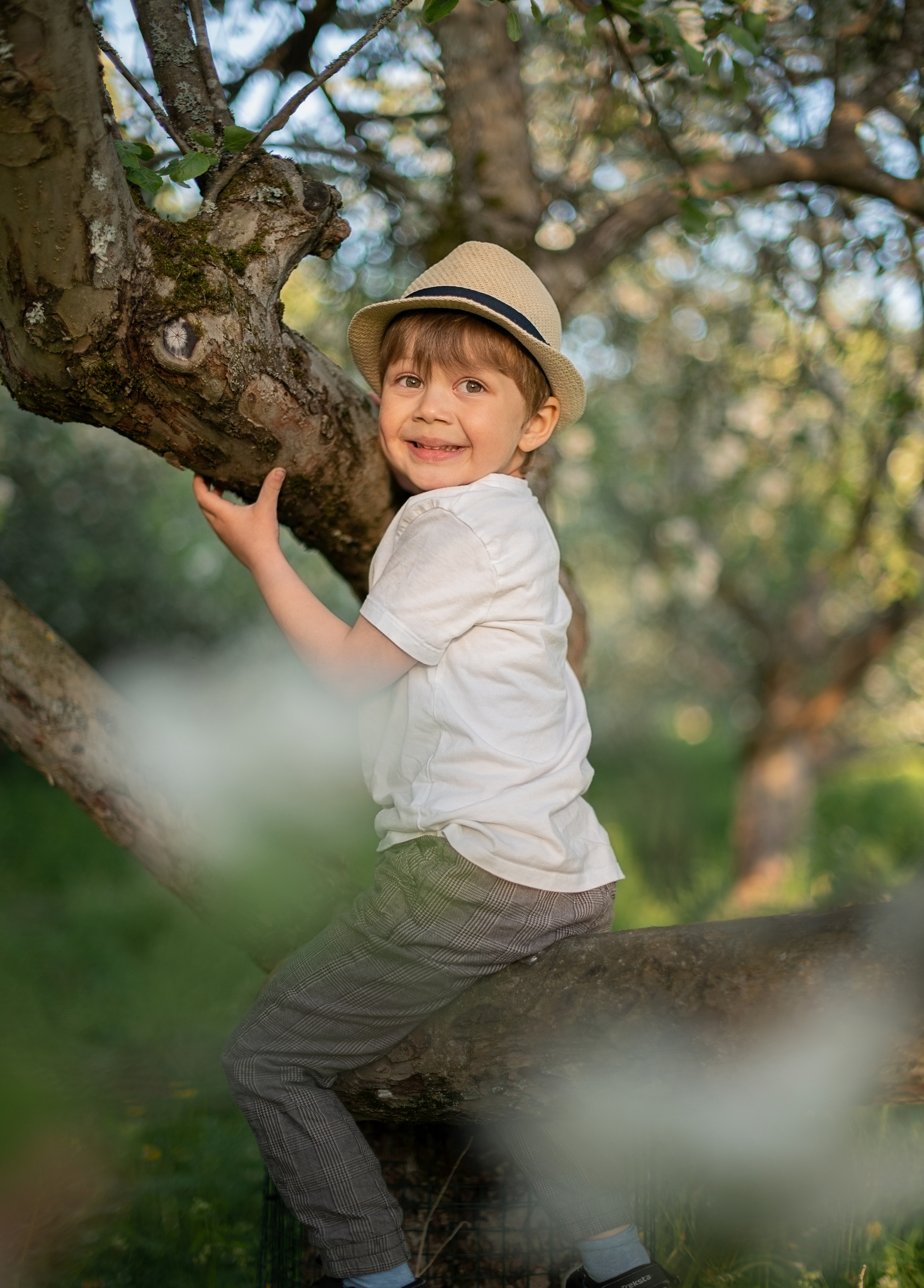 В яблонях. Детский и семейный фотограф в финляндии дина пулкка. контент фотограф