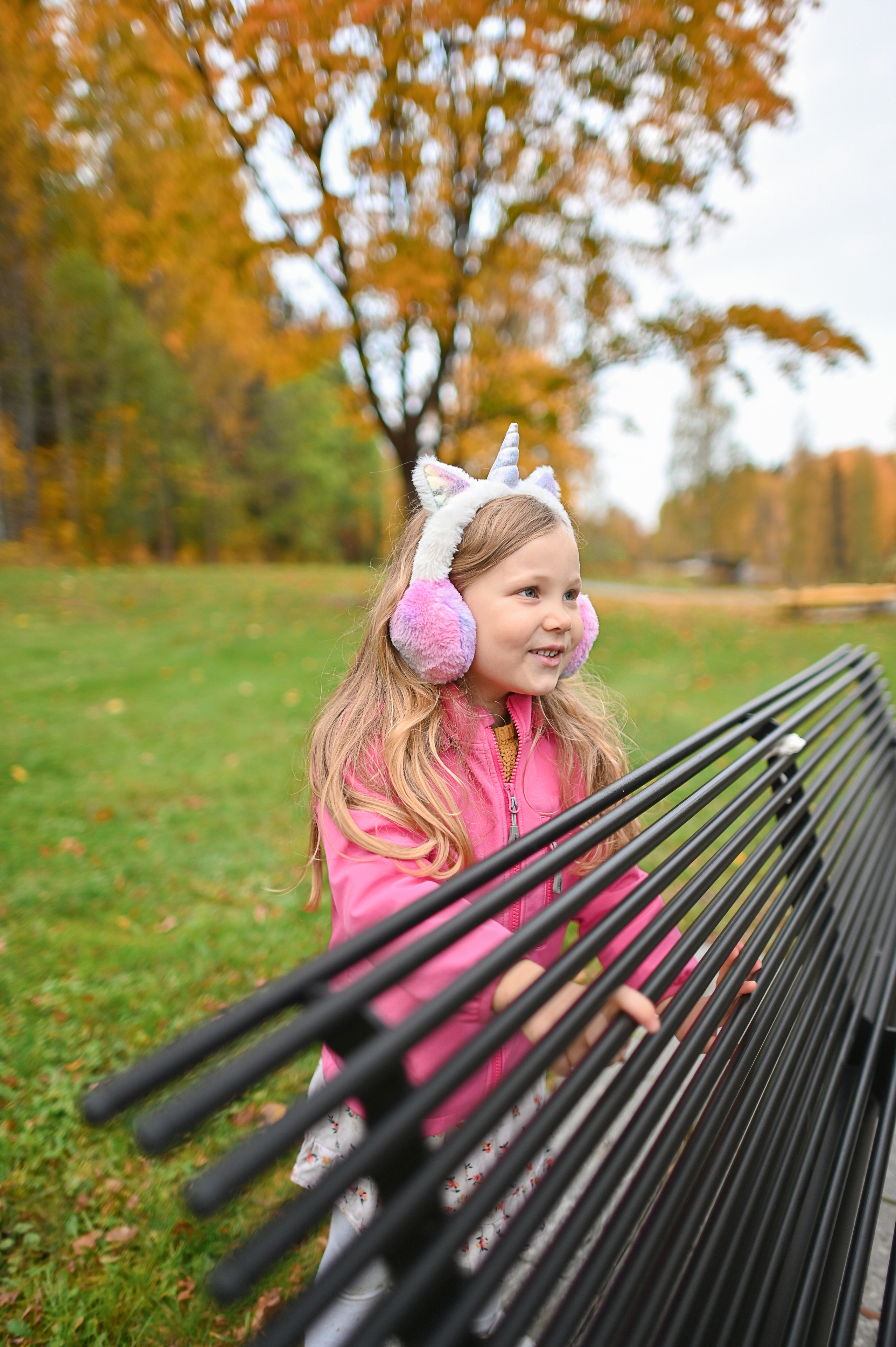 Мама и дочь в осеннем парке на прогулке. Детский и семейный фотограф в финляндии дина пулкка. контент фотограф