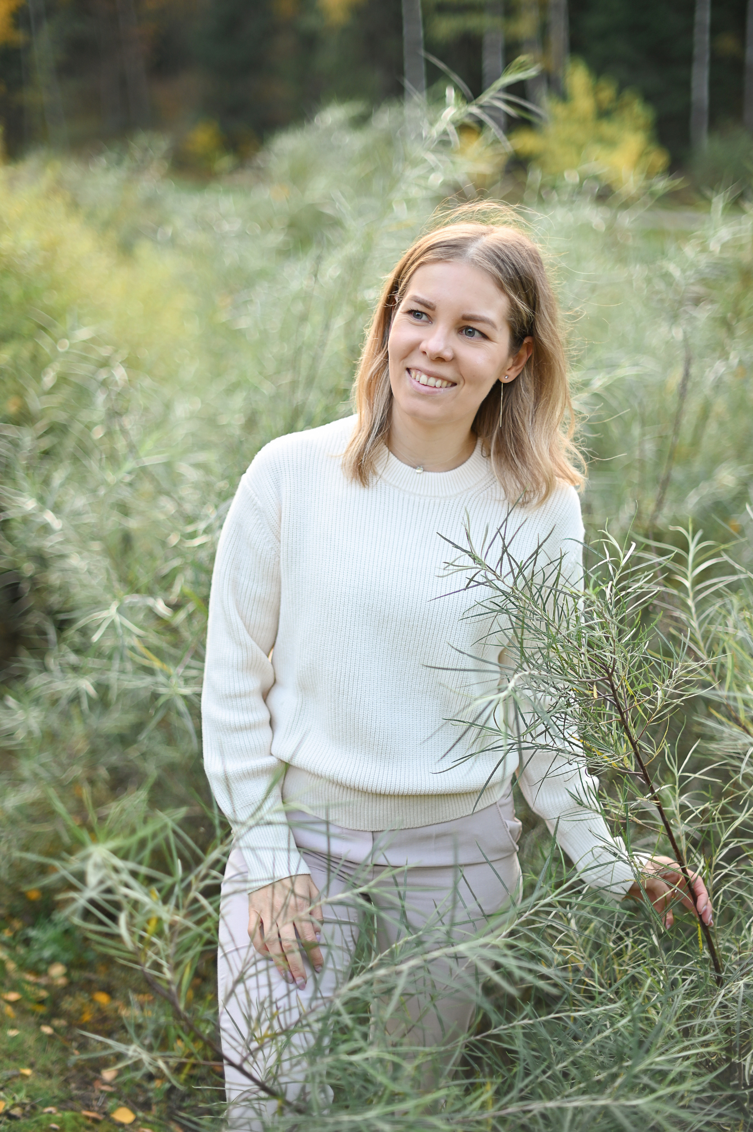 Мама и дочь в осеннем парке на прогулке. Детский и семейный фотограф в финляндии дина пулкка. контент фотограф