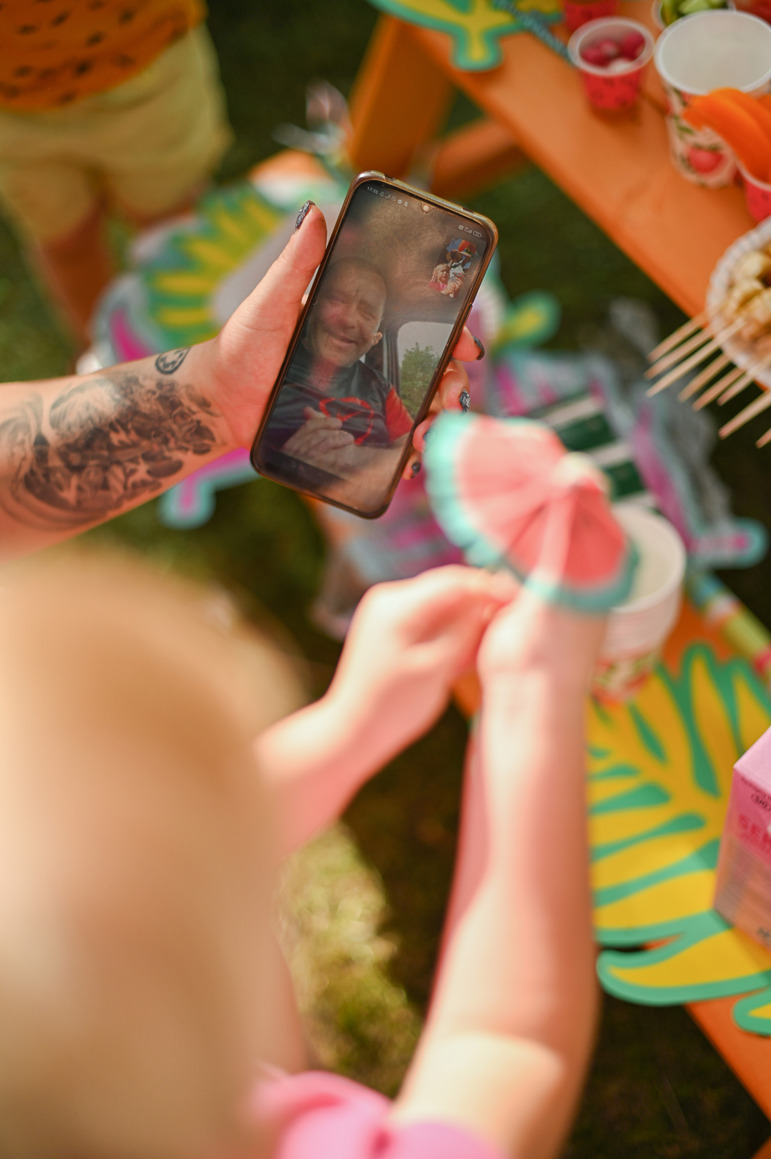 Адель 4 года. Гавайская вечеринка во дворе многоквартирного дома. Детский и семейный фотограф в финляндии дина пулкка. контент фотограф