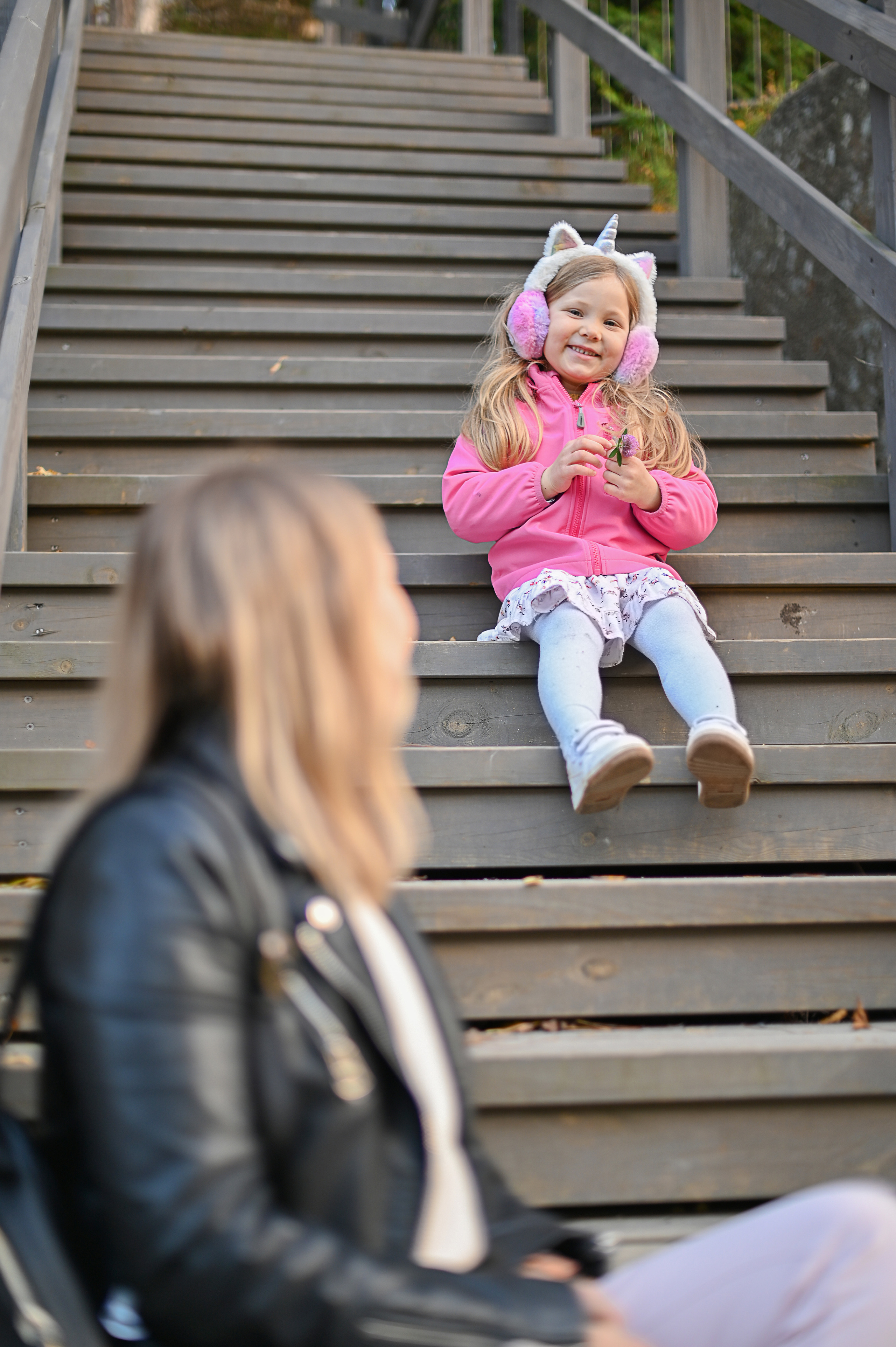Мама и дочь в осеннем парке на прогулке. Детский и семейный фотограф в финляндии дина пулкка. контент фотограф