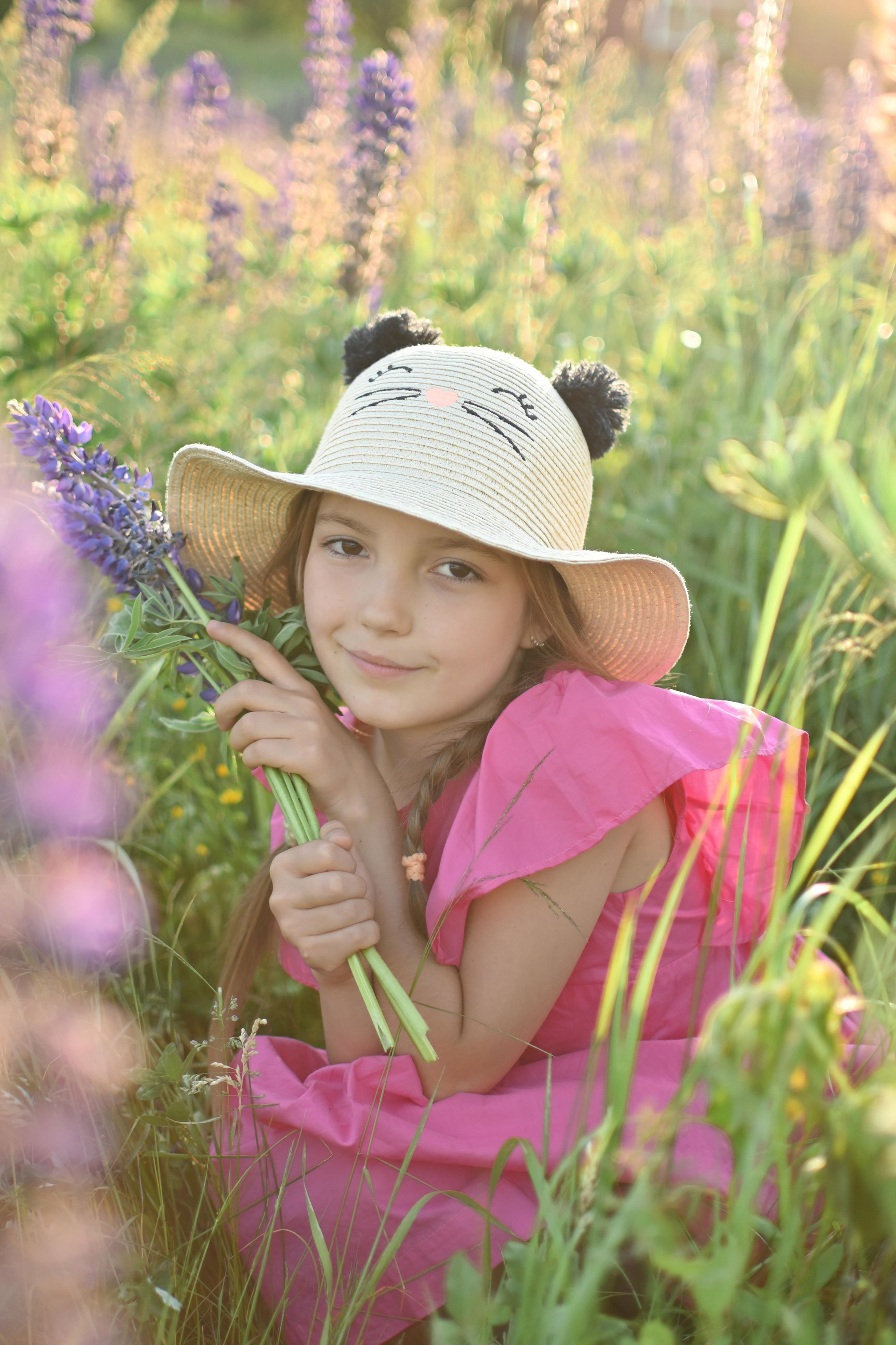 Марина с детьми в люпинах. Детский и семейный фотограф в финляндии дина пулкка. контент фотограф