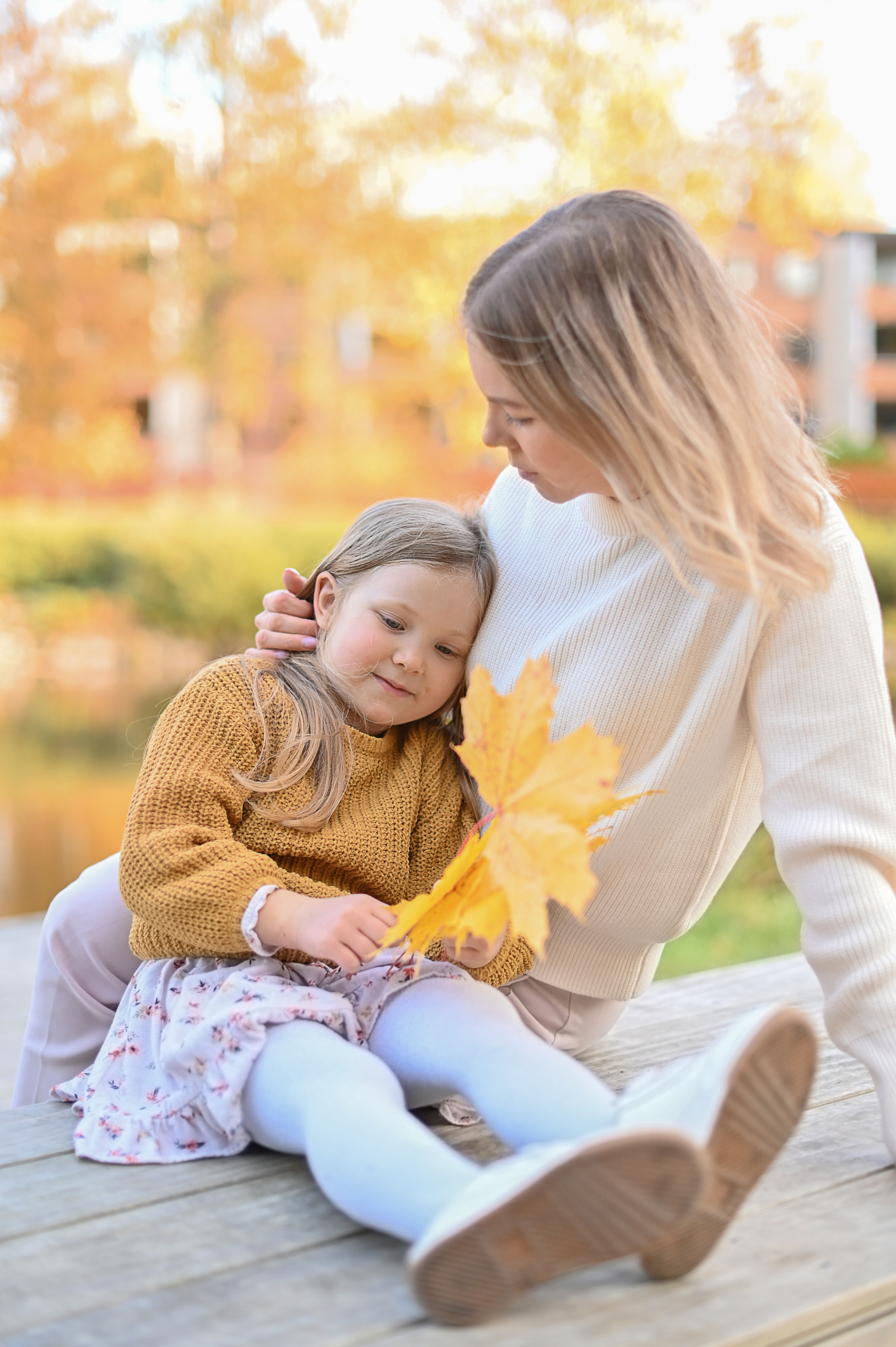 Мама и дочь в осеннем парке на прогулке. Детский и семейный фотограф в финляндии дина пулкка. контент фотограф