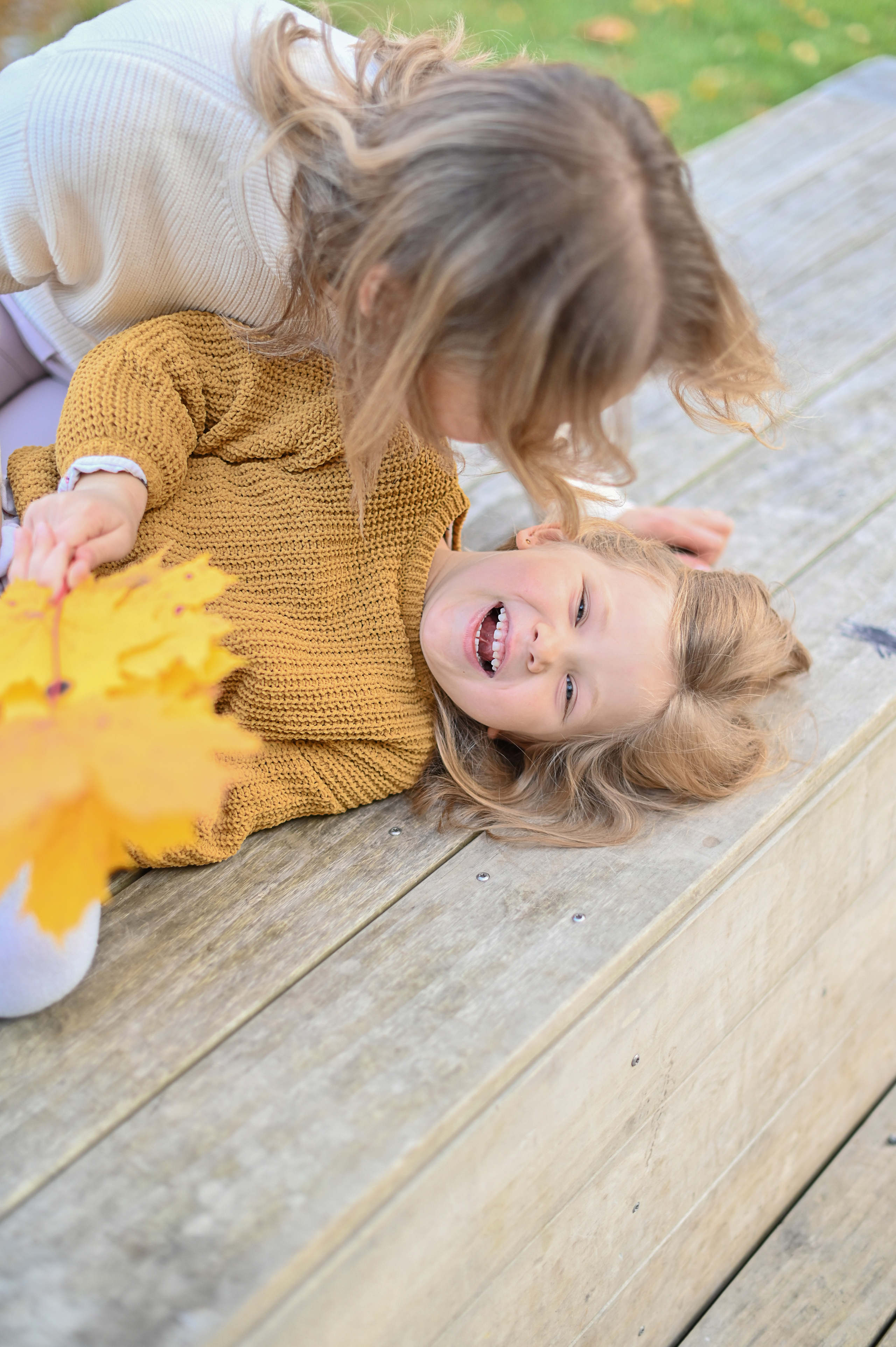 Мама и дочь в осеннем парке на прогулке. Детский и семейный фотограф в финляндии дина пулкка. контент фотограф