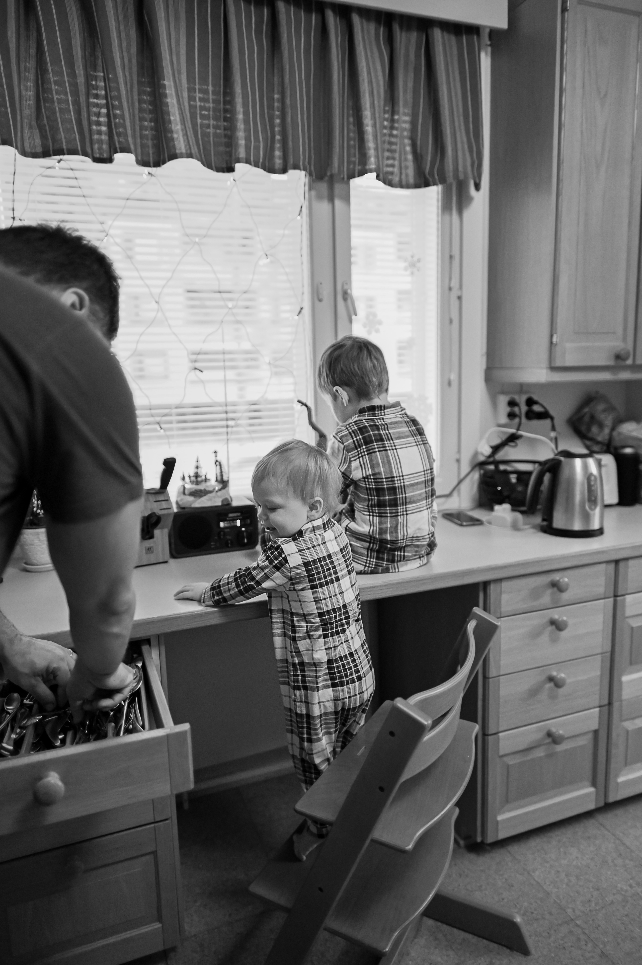 Братья встречают Рождество. Детский и семейный фотограф в финляндии дина пулкка. контент фотограф