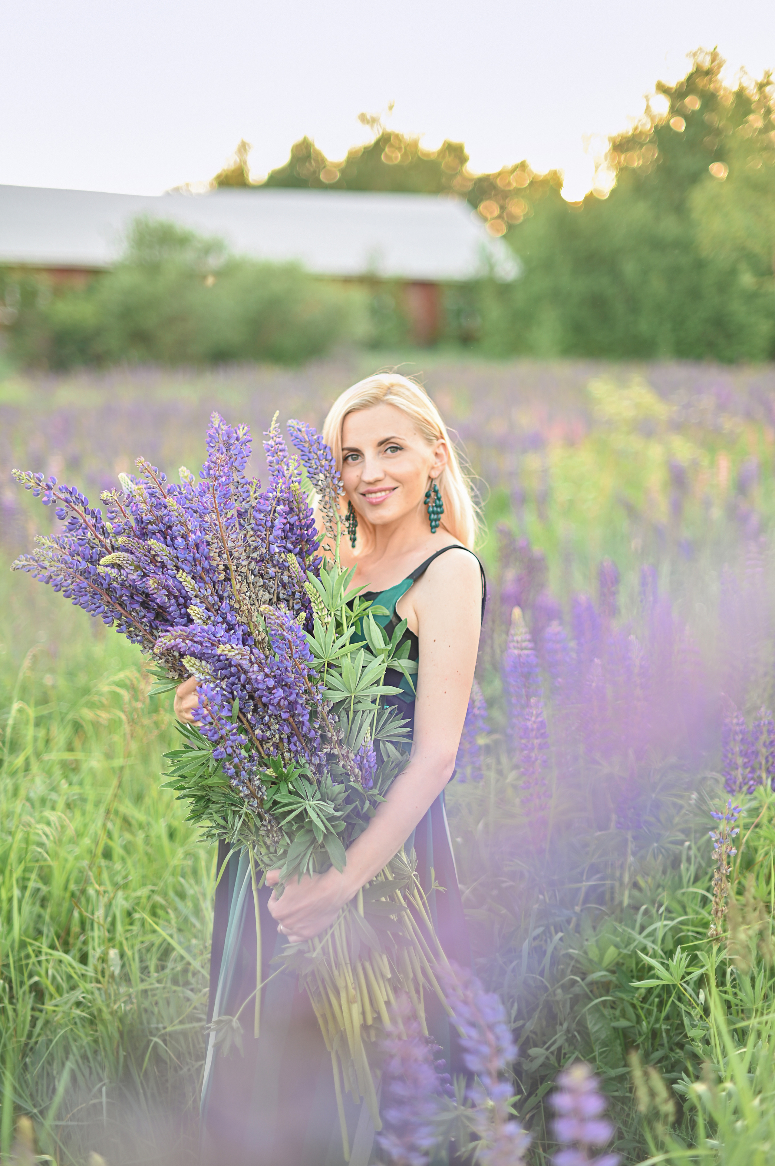 Юлия в люпинах. Детский и семейный фотограф в финляндии дина пулкка. контент фотограф