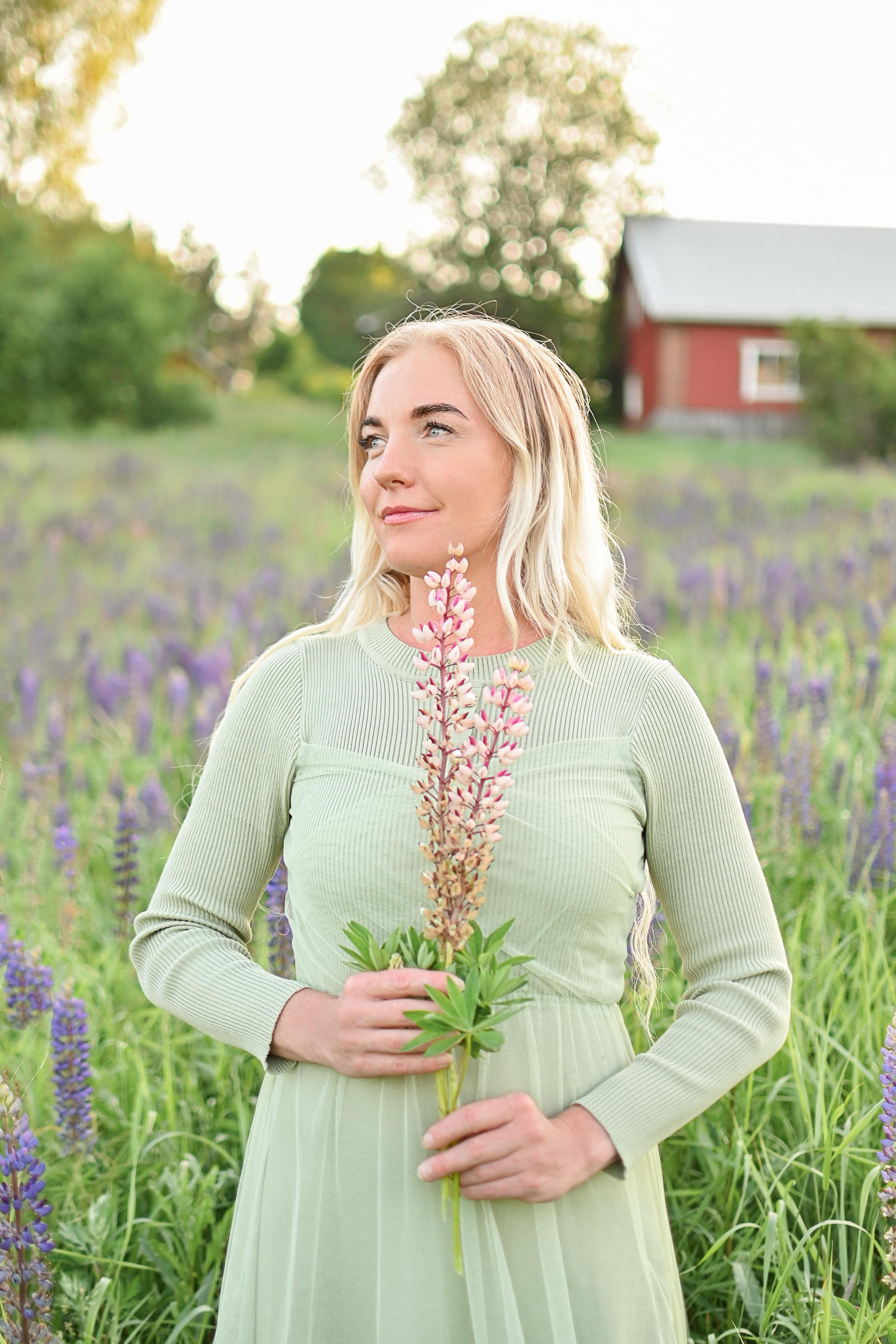 Марина с детьми в люпинах. Детский и семейный фотограф в финляндии дина пулкка. контент фотограф