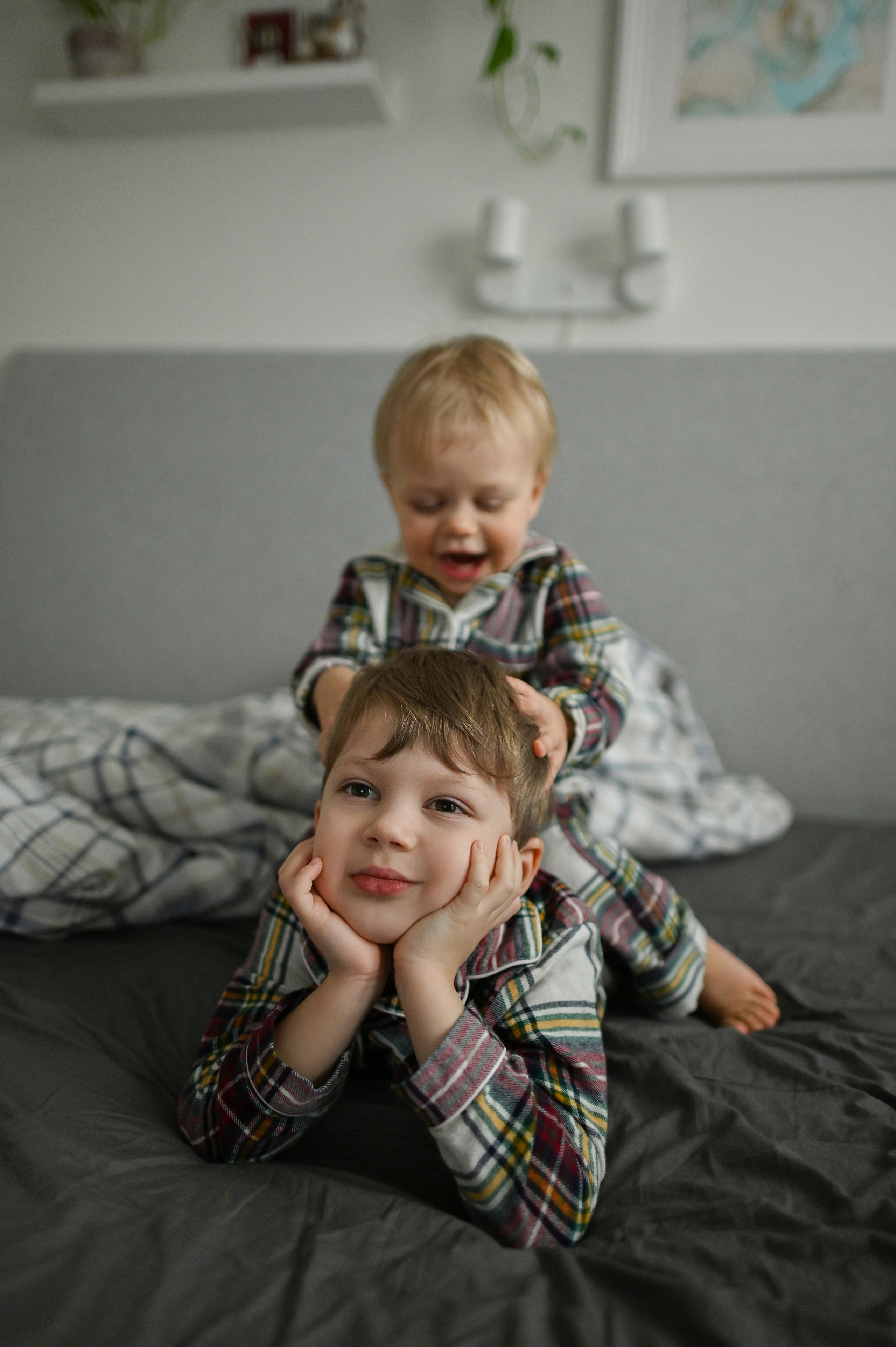 Братья встречают Рождество. Детский и семейный фотограф в финляндии дина пулкка. контент фотограф