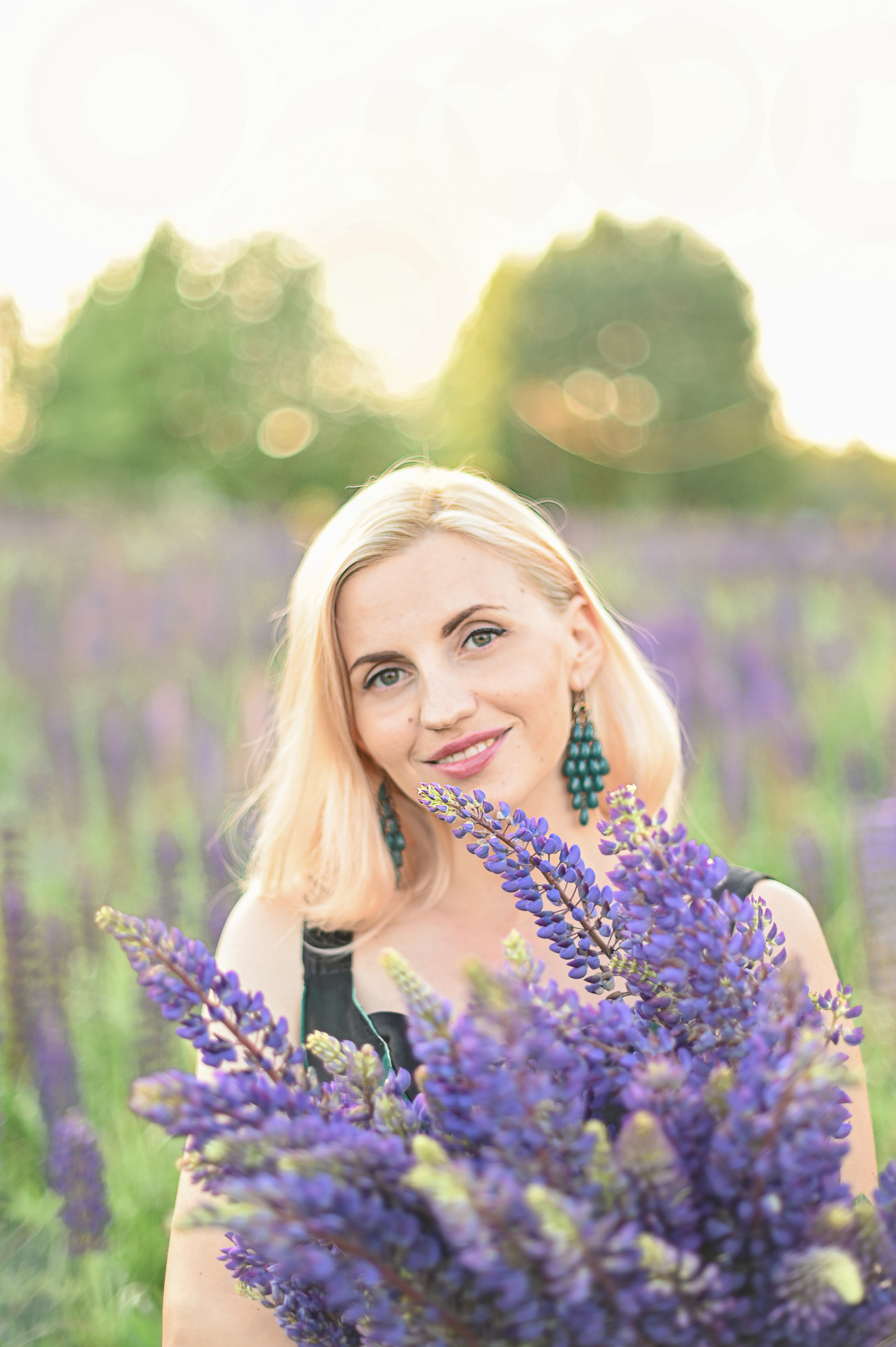 Юлия в люпинах. Детский и семейный фотограф в финляндии дина пулкка. контент фотограф