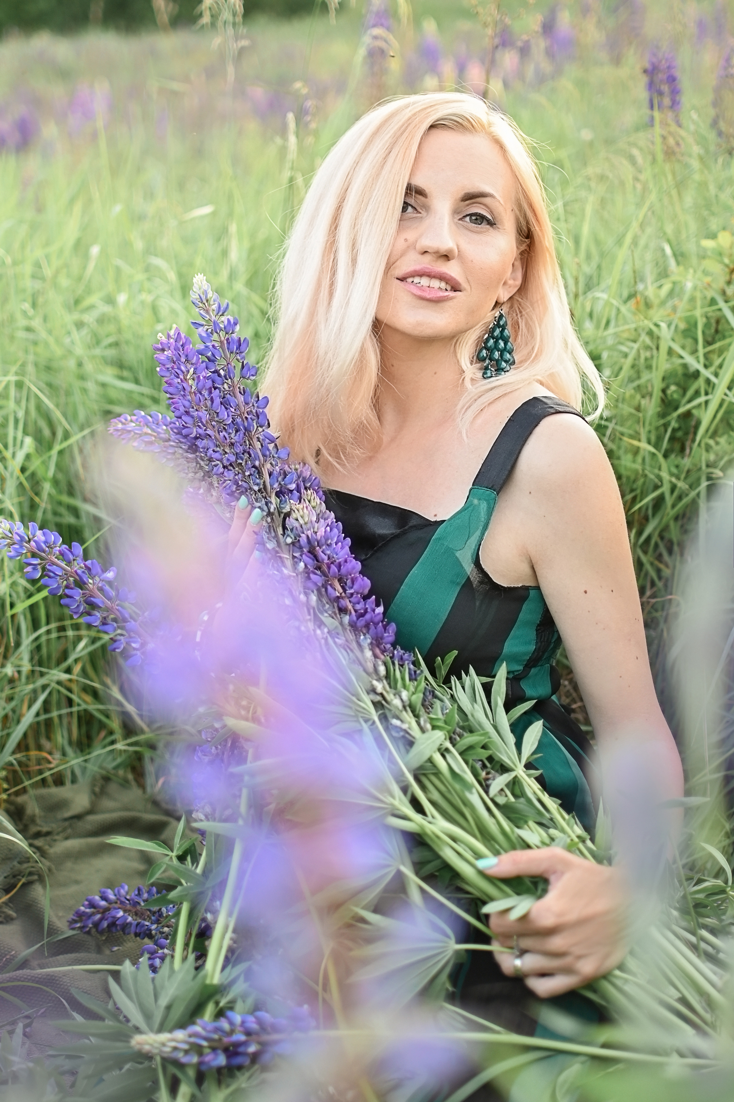 Юлия в люпинах. Детский и семейный фотограф в финляндии дина пулкка. контент фотограф