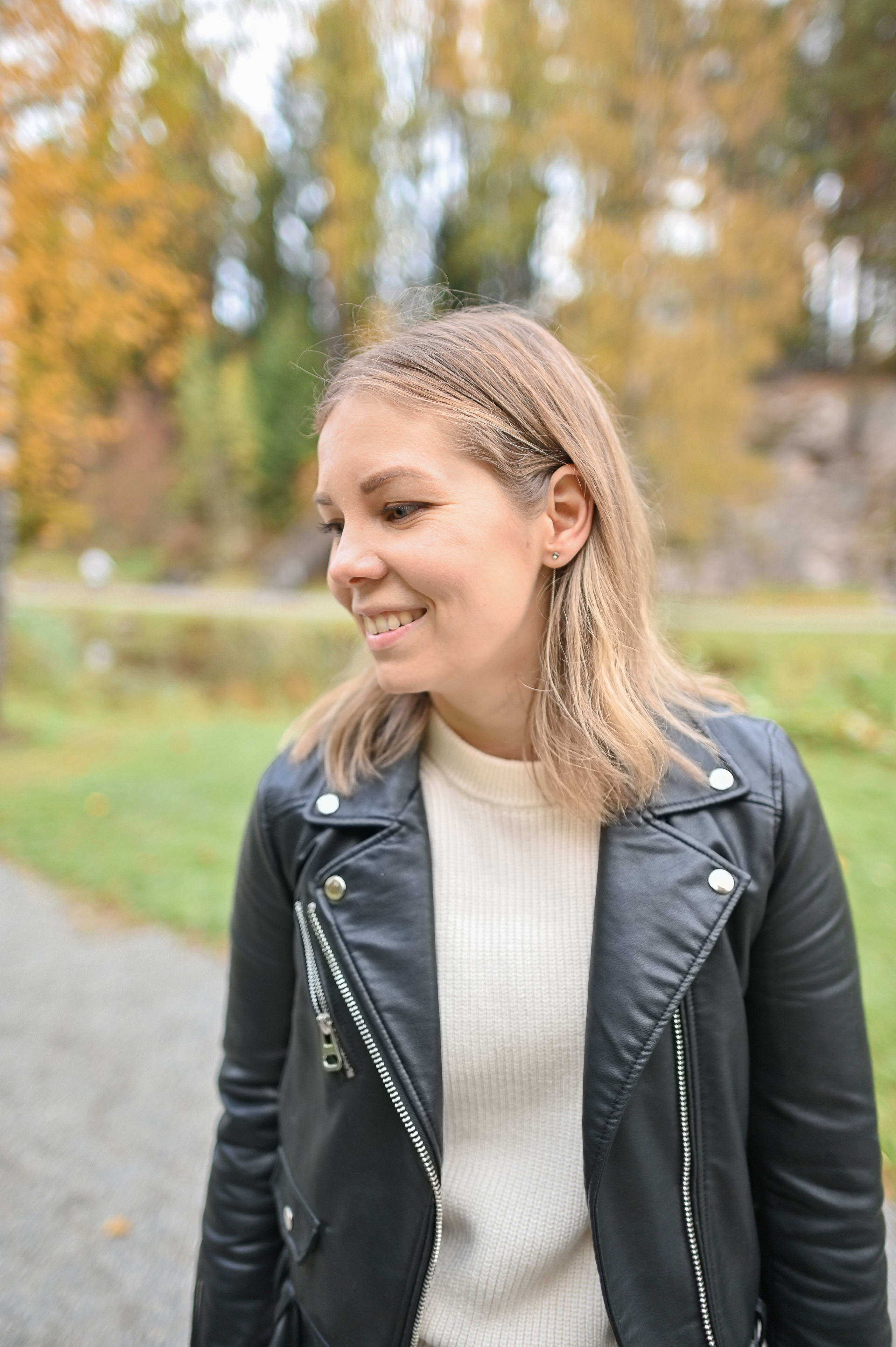 Мама и дочь в осеннем парке на прогулке. Детский и семейный фотограф в финляндии дина пулкка. контент фотограф