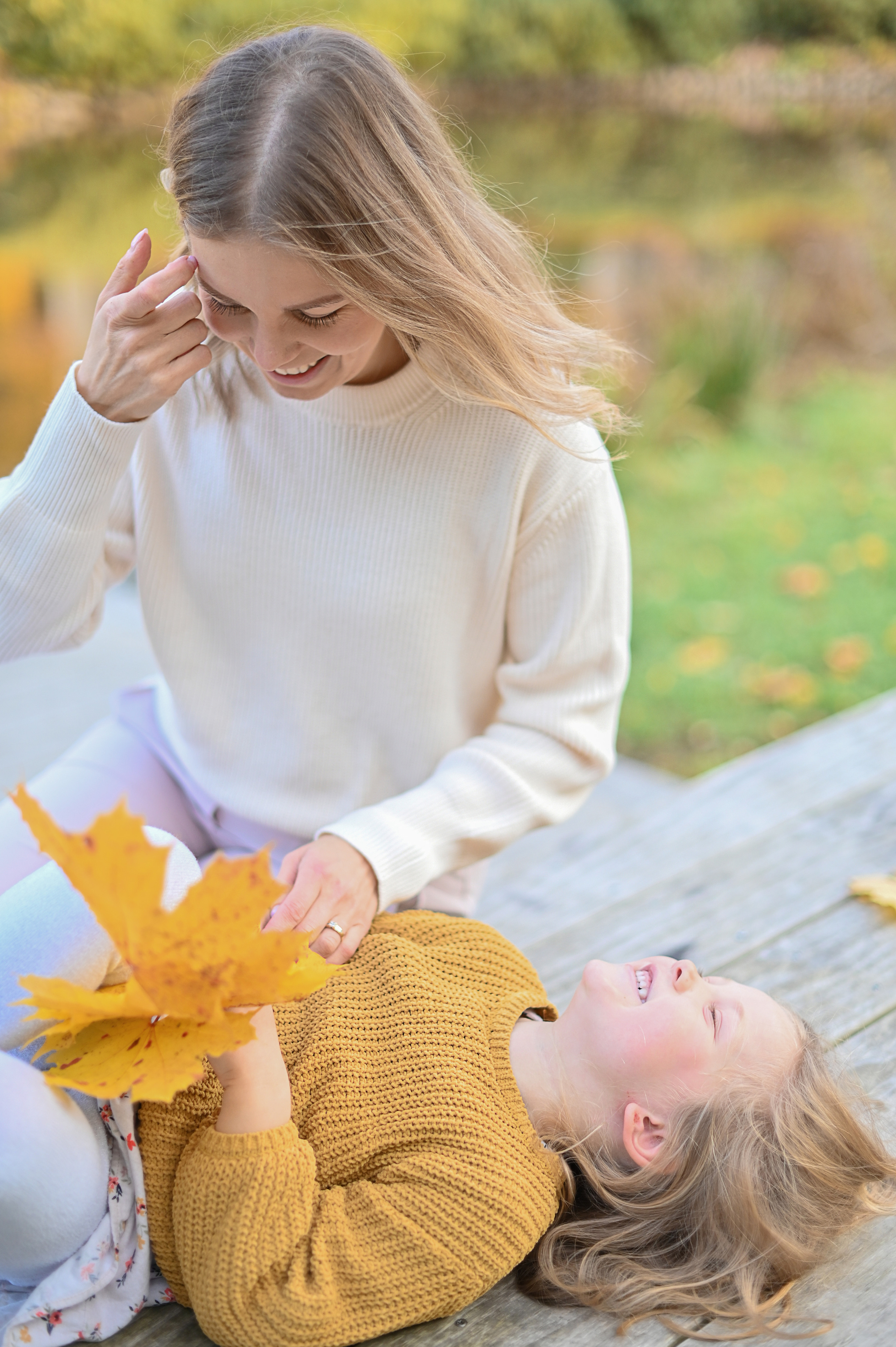 Мама и дочь в осеннем парке на прогулке. Детский и семейный фотограф в финляндии дина пулкка. контент фотограф
