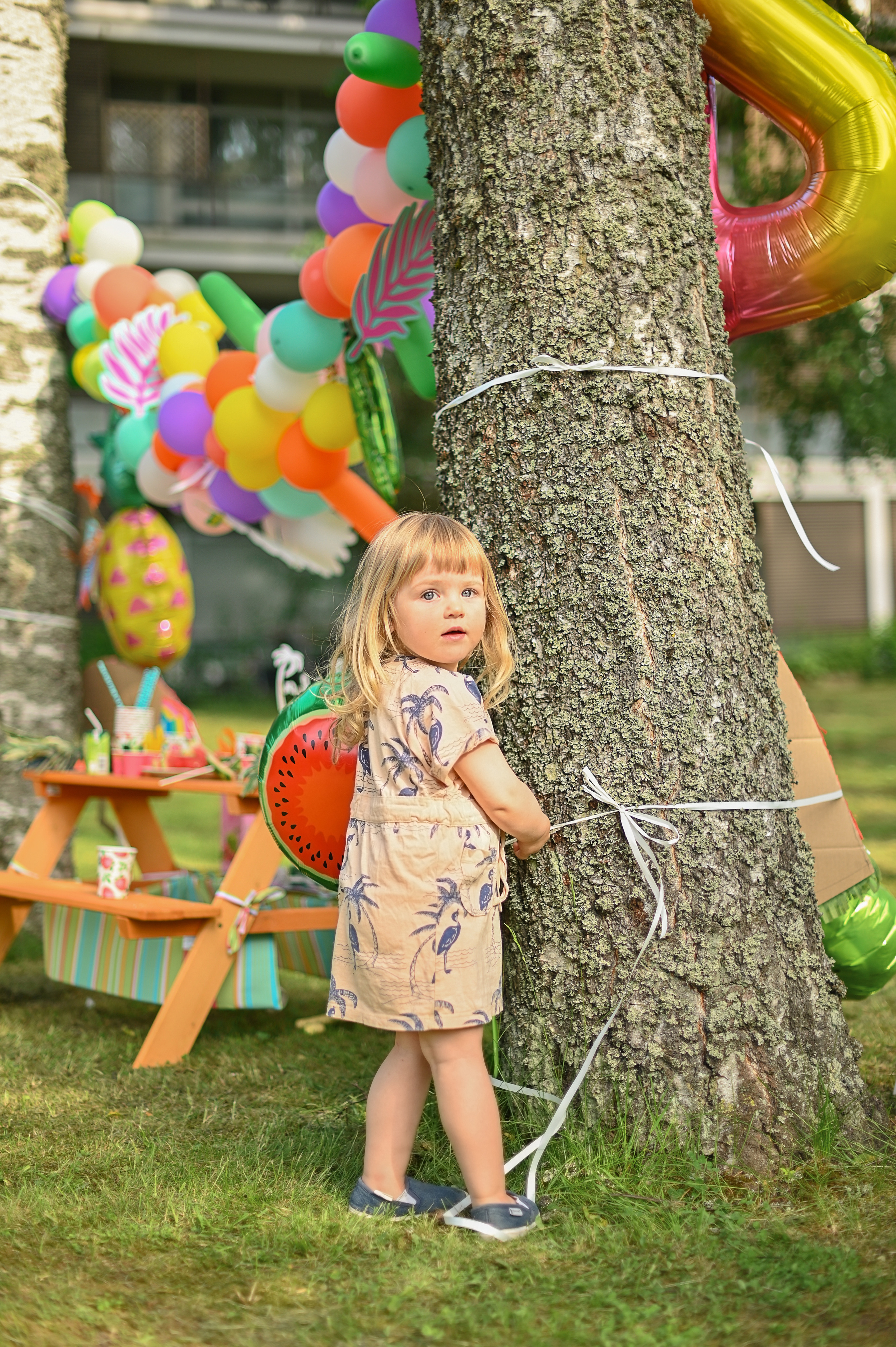 Адель 4 года. Гавайская вечеринка во дворе многоквартирного дома. Детский и семейный фотограф в финляндии дина пулкка. контент фотограф