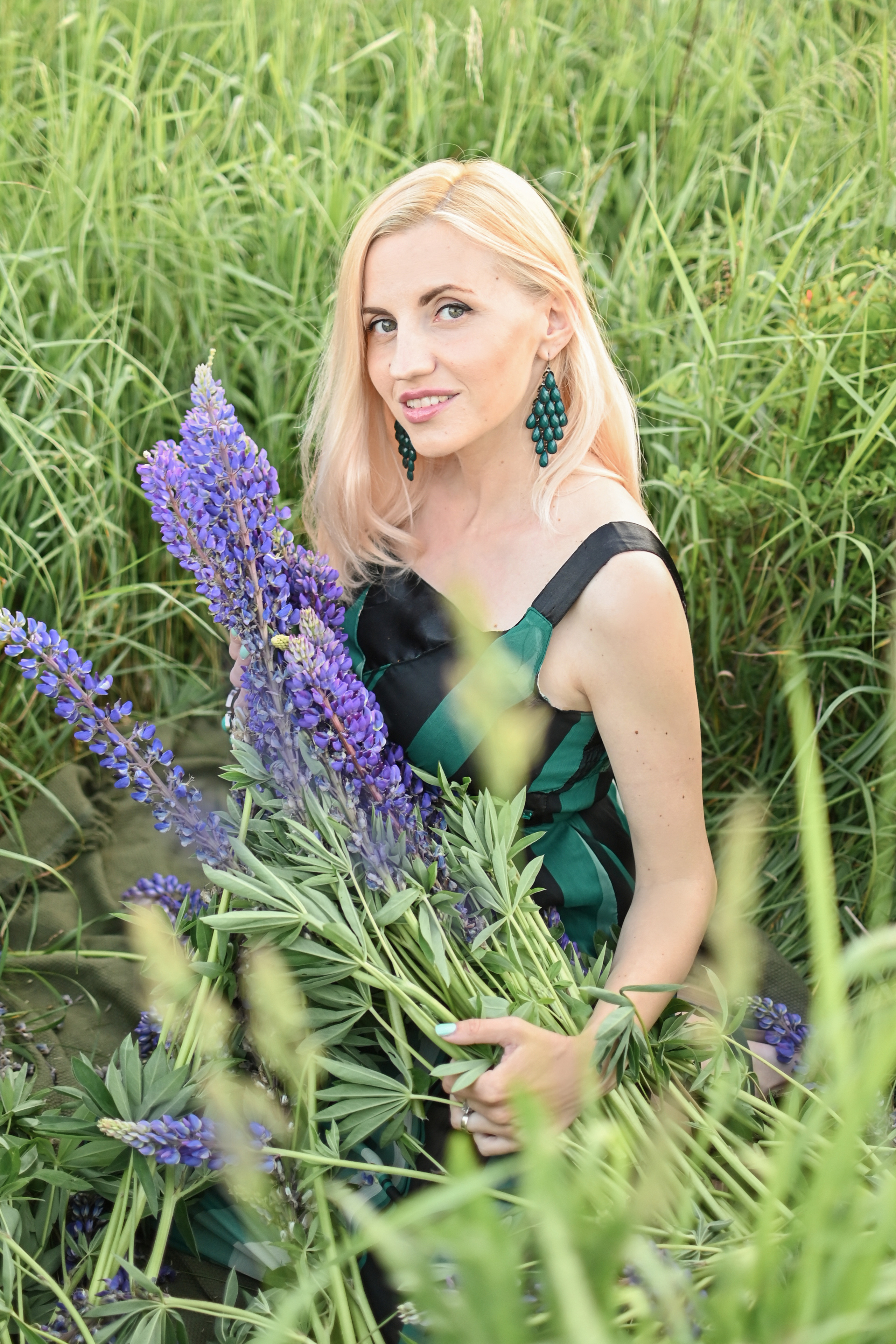 Юлия в люпинах. Детский и семейный фотограф в финляндии дина пулкка. контент фотограф