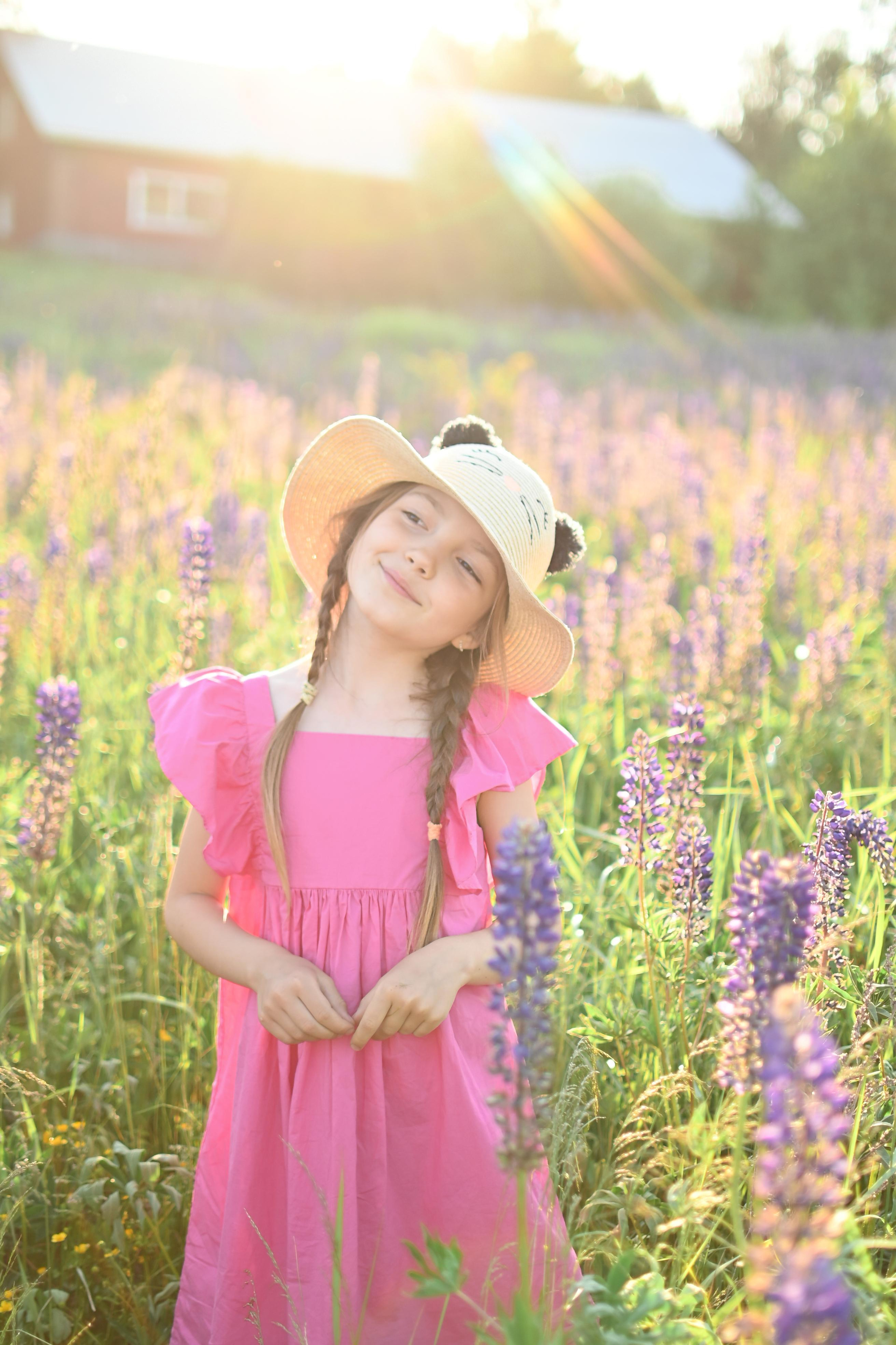 Марина с детьми в люпинах. Детский и семейный фотограф в финляндии дина пулкка. контент фотограф