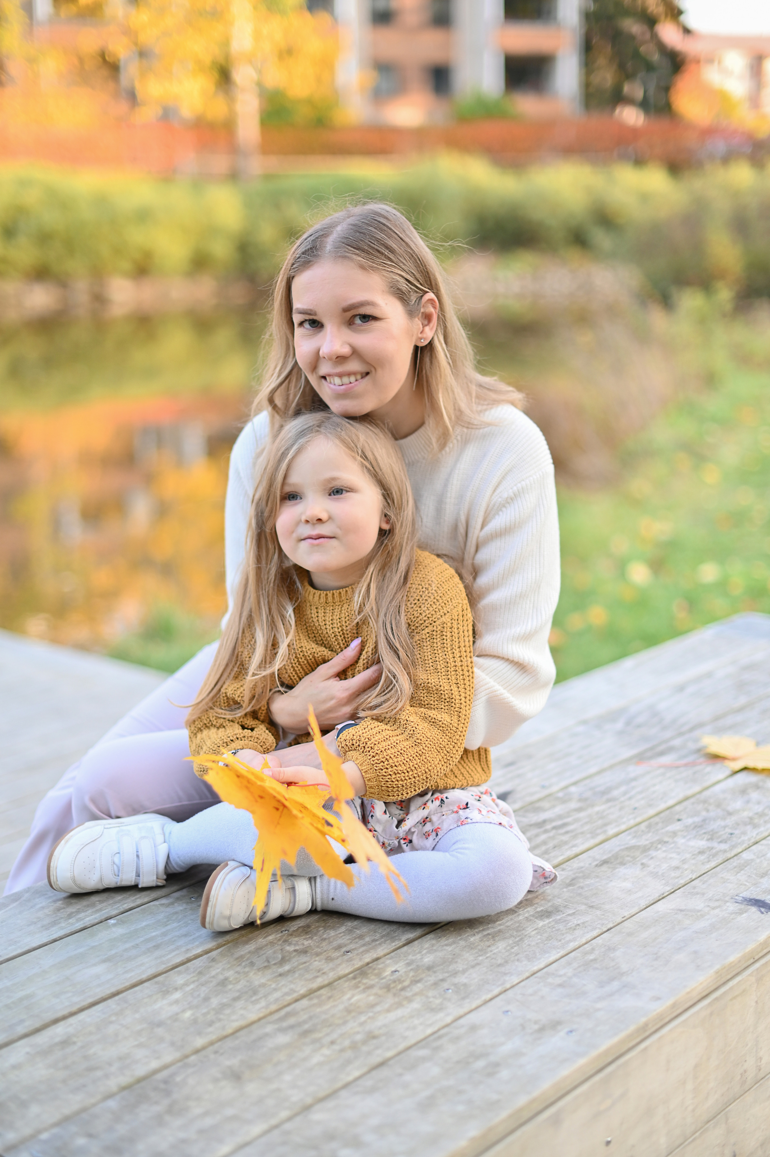 Мама и дочь в осеннем парке на прогулке. Детский и семейный фотограф в финляндии дина пулкка. контент фотограф