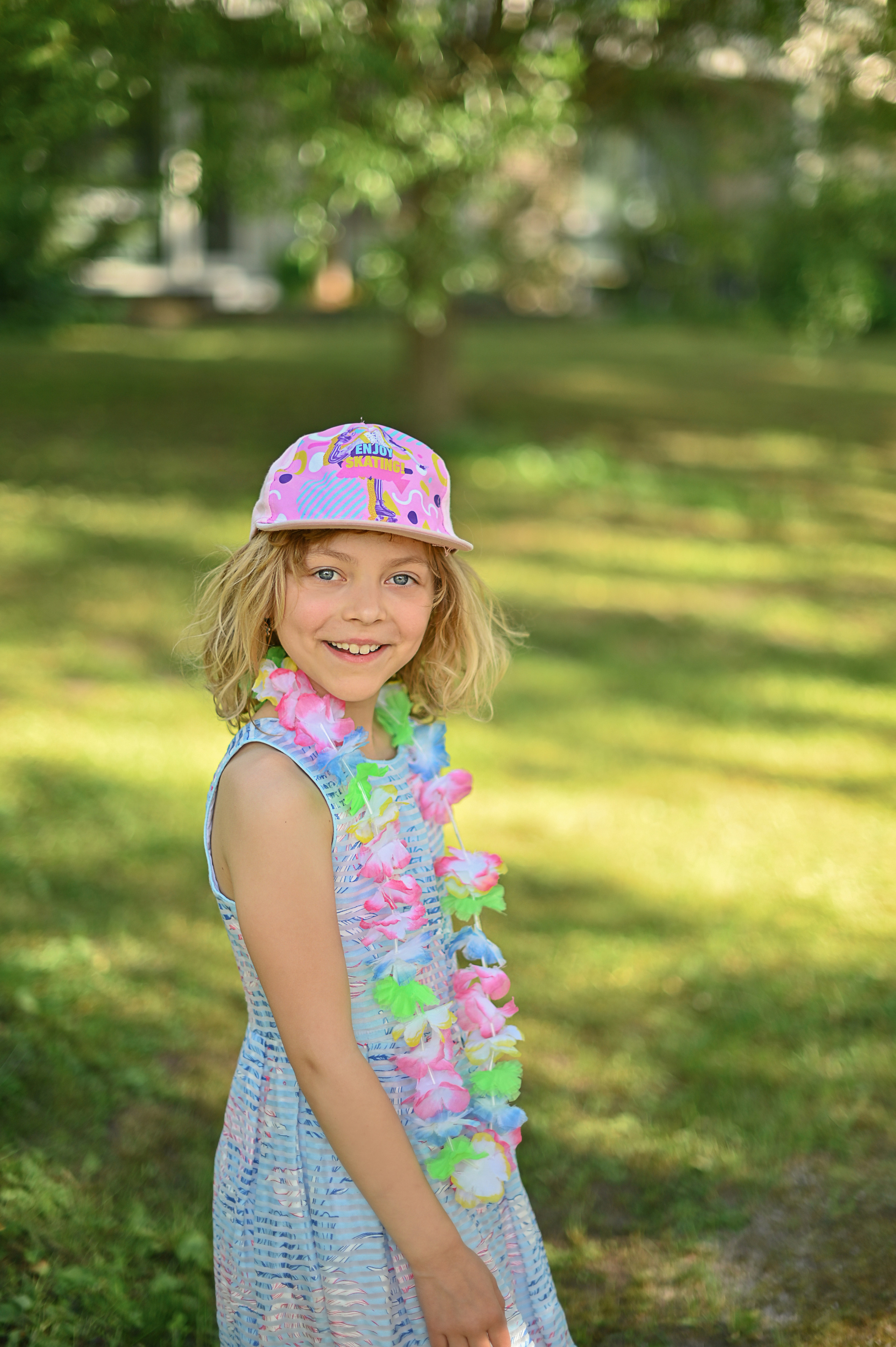 Адель 4 года. Гавайская вечеринка во дворе многоквартирного дома. Детский и семейный фотограф в финляндии дина пулкка. контент фотограф