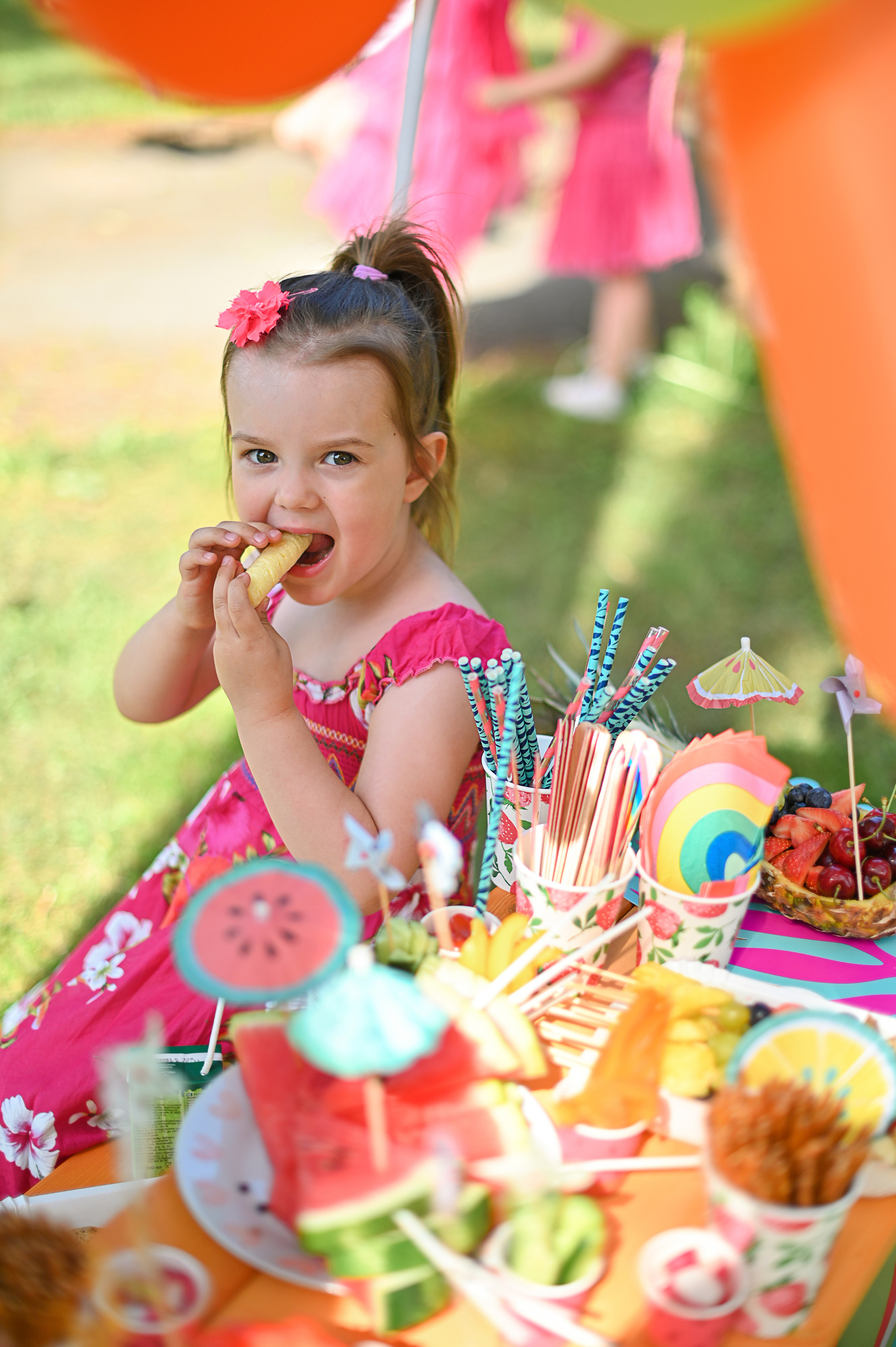 Адель 4 года. Гавайская вечеринка во дворе многоквартирного дома. Детский и семейный фотограф в финляндии дина пулкка. контент фотограф