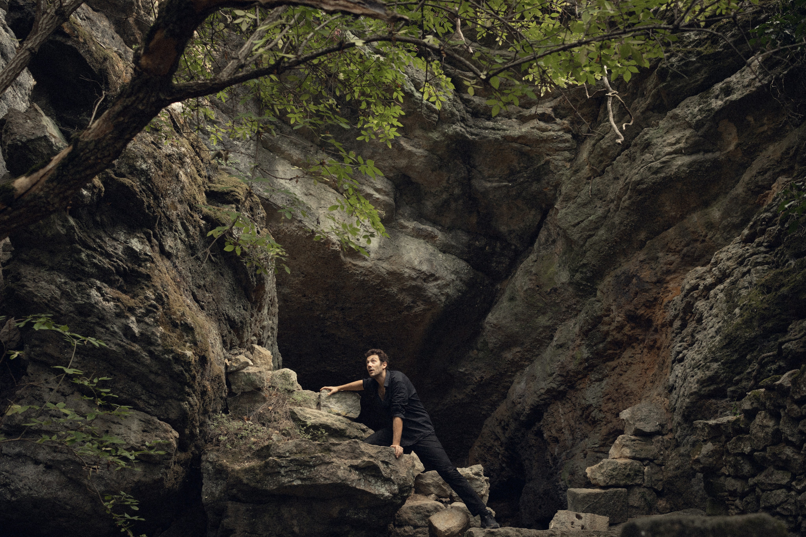 Portrait du portfolio d’un acteur Avignon Provence France. Histoires d’amour, séances photos de famille et de mariage en France