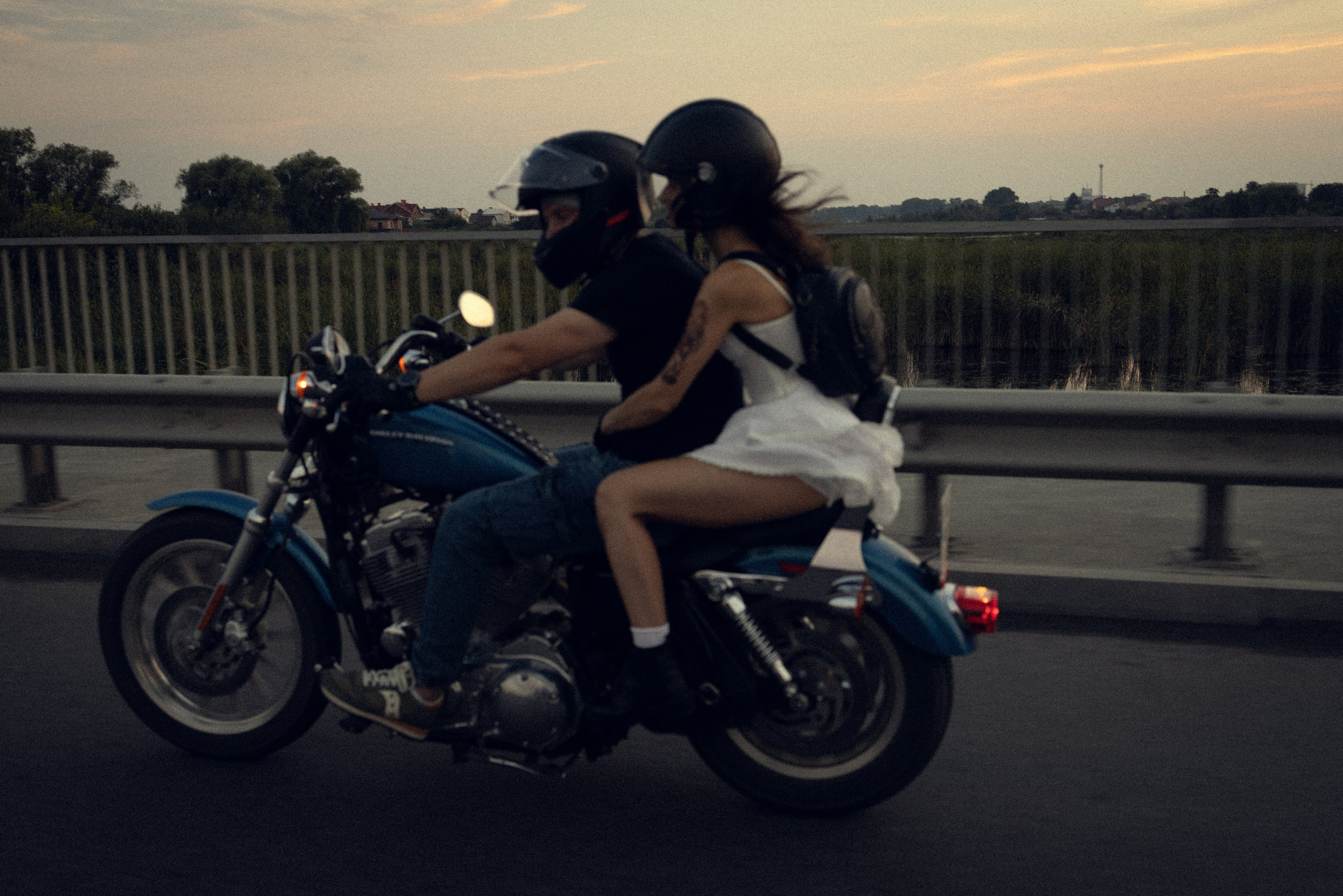 Balade en moto. Histoires d’amour, séances photos de famille et de mariage en France
