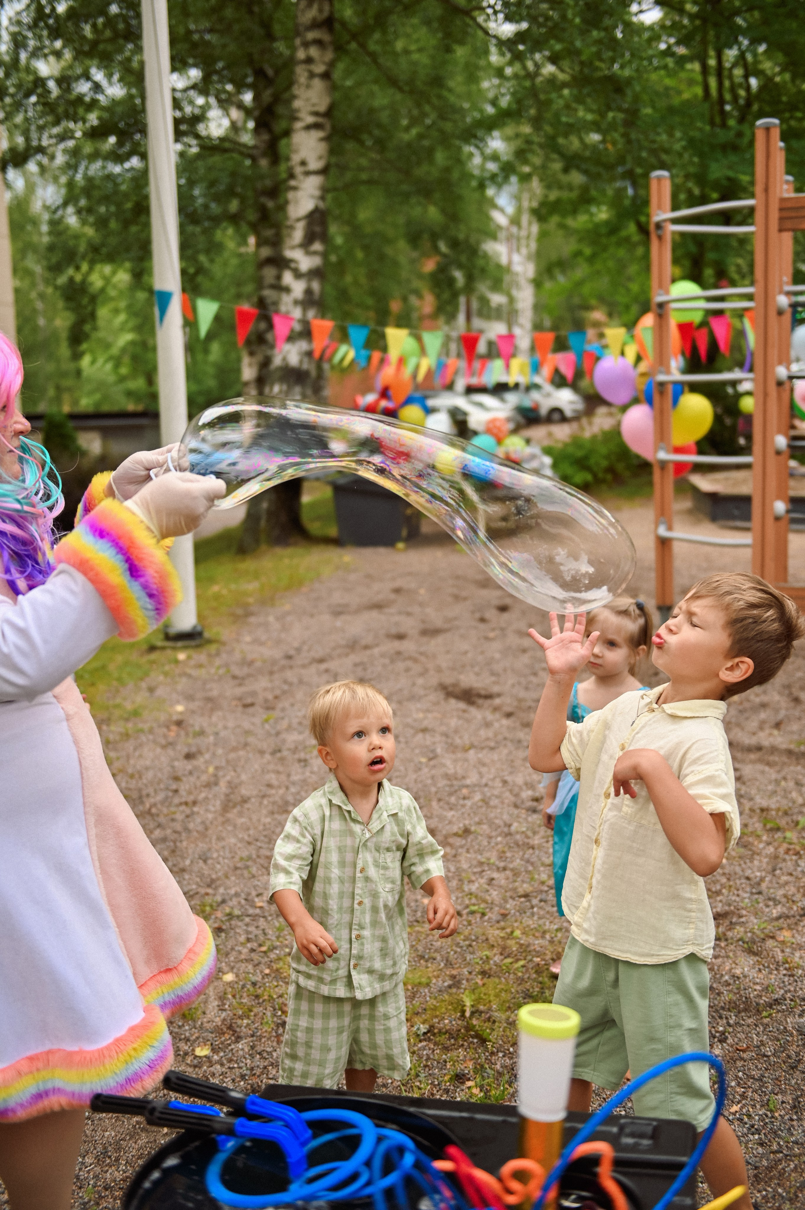 Праздник во дворе дома. Детский и семейный фотограф в финляндии дина пулкка. контент фотограф