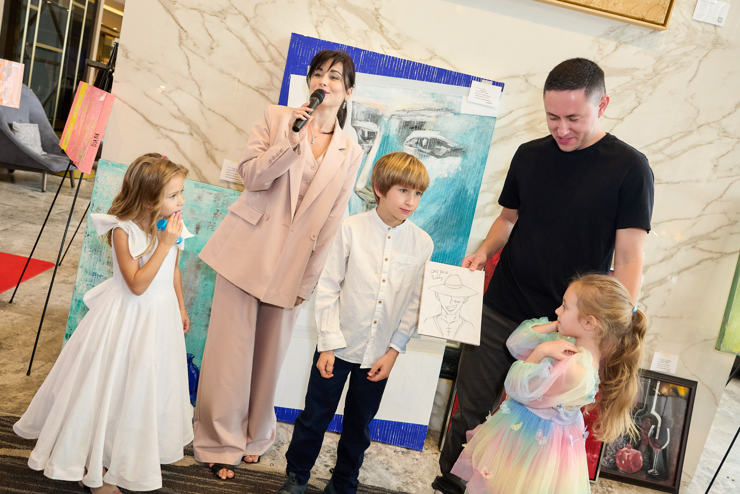 Авторская благотворительная художественная выставка Дианы Бортник. Фотограф Юлия Маковеева