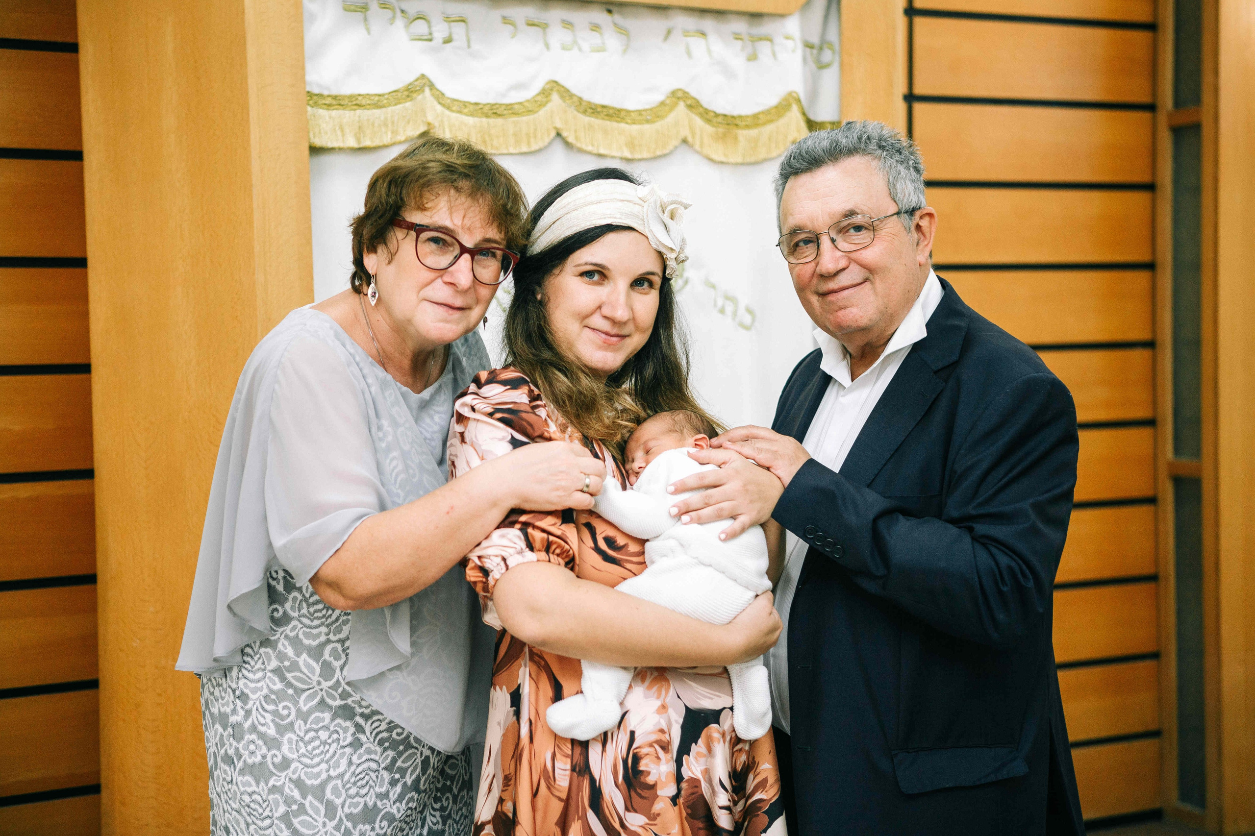 BRITH MILA IN THE SMALL SYNAGOGUE. PHOTOGRAPHER IN ISRAEL