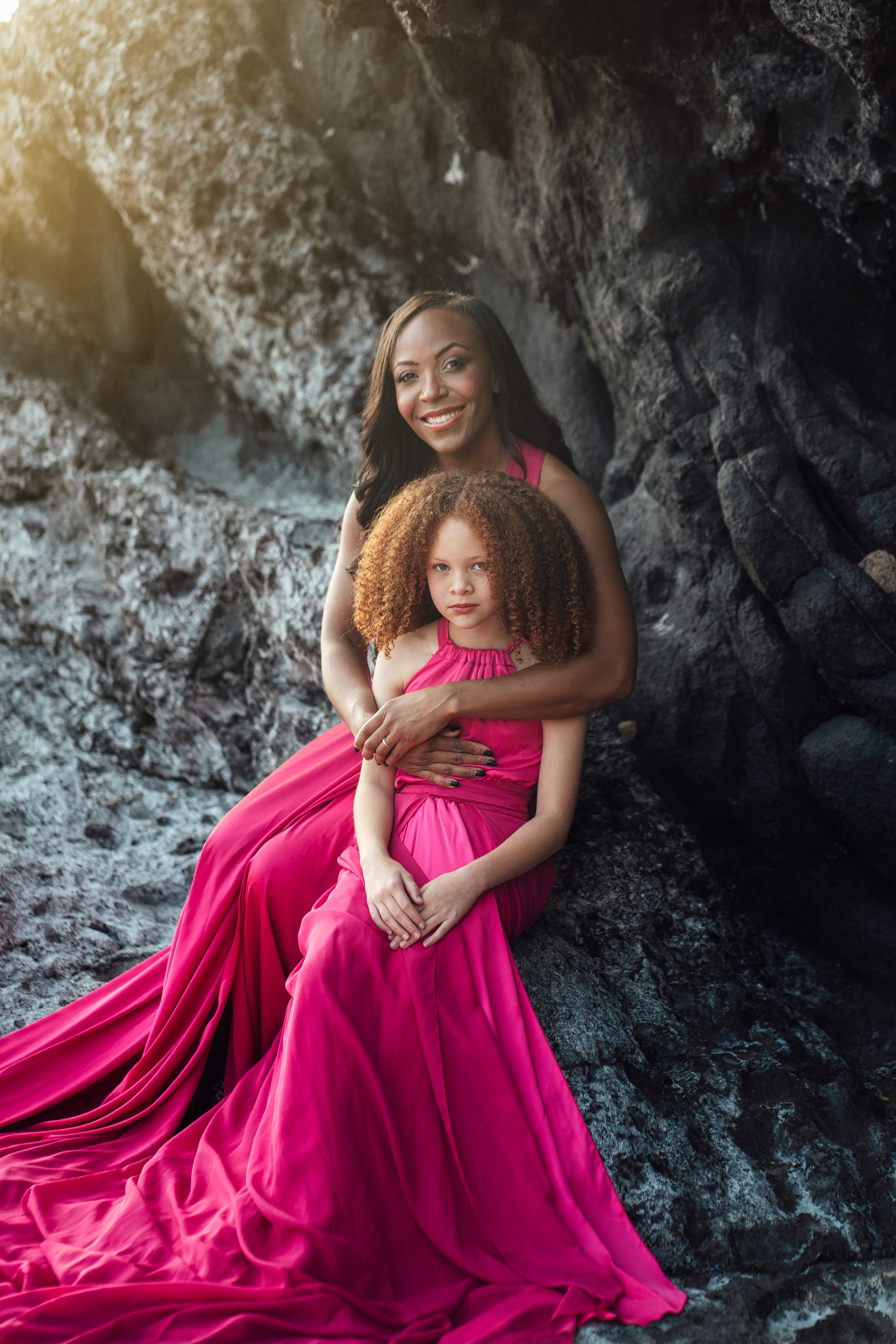 Sesión de mamá e hija en fucsia: ejemplos con vestidos de cola. Tania Bonnet | Fotógrafa profesional en Tenerife – Sesiones con vestidos voladores