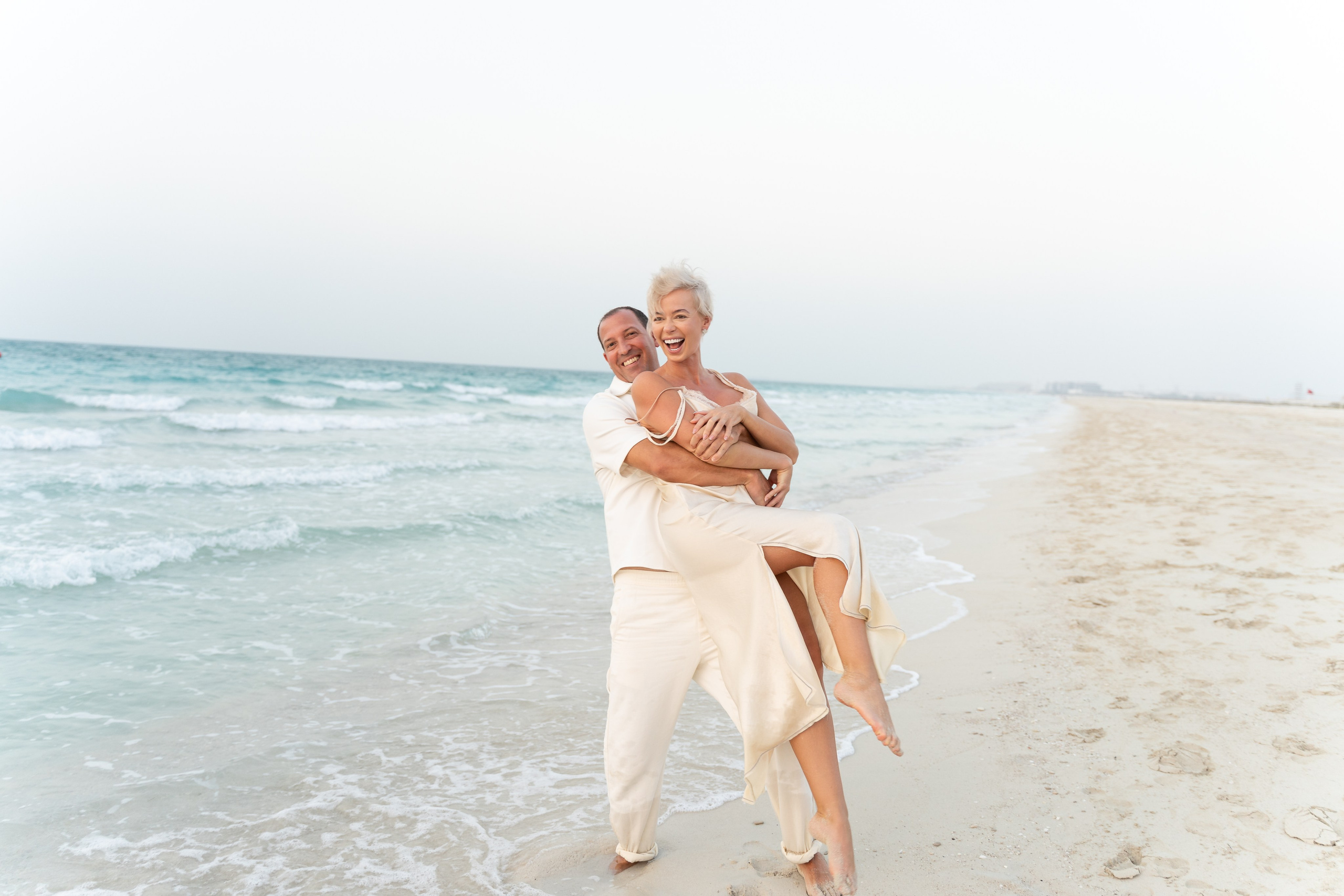 Предсвадебная фотосессия на пляже. Фотограф в Абу Даби Марина