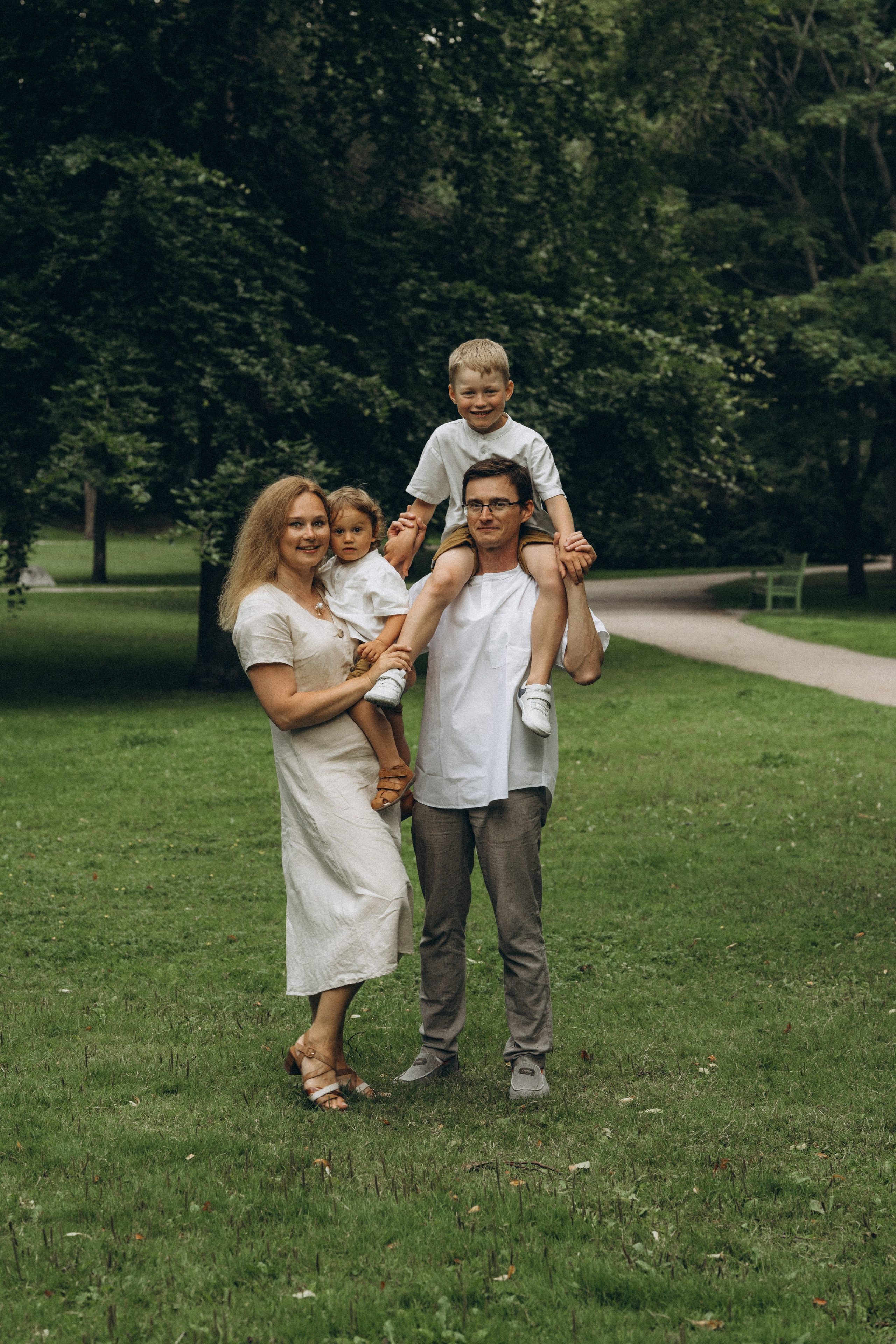 Kaivopuisto. Wedding and potrait photographer in Helsinki Vickan O