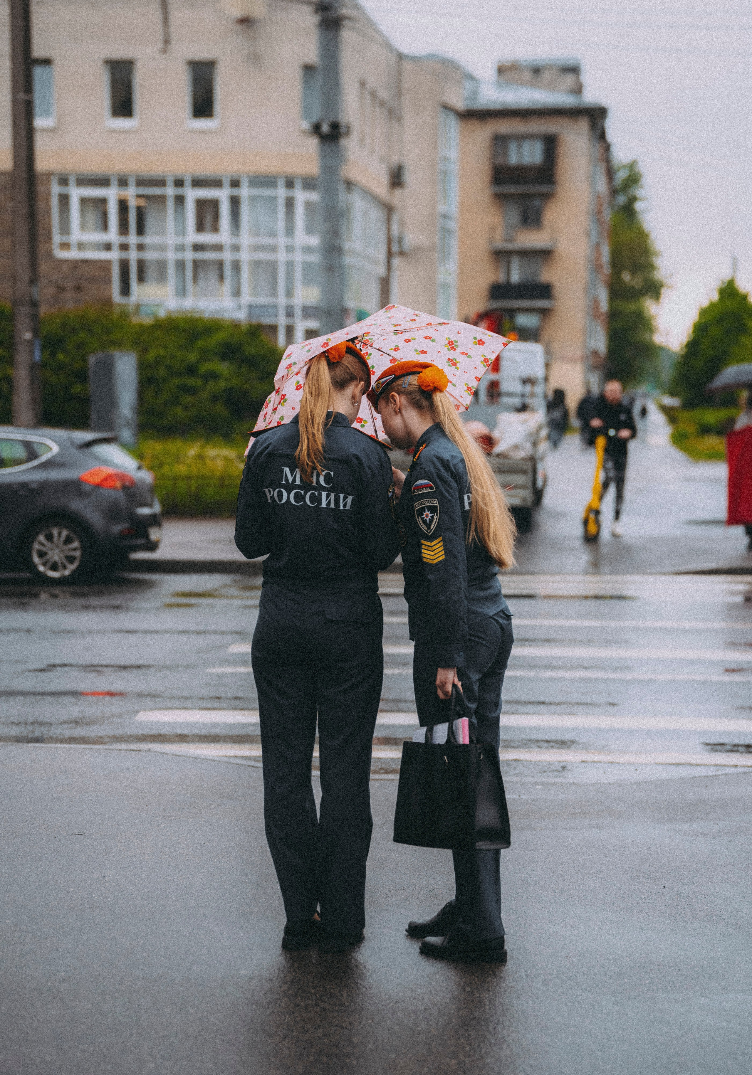 2025. Стрит-фотография, полная абсурда, идиотизма и красоты