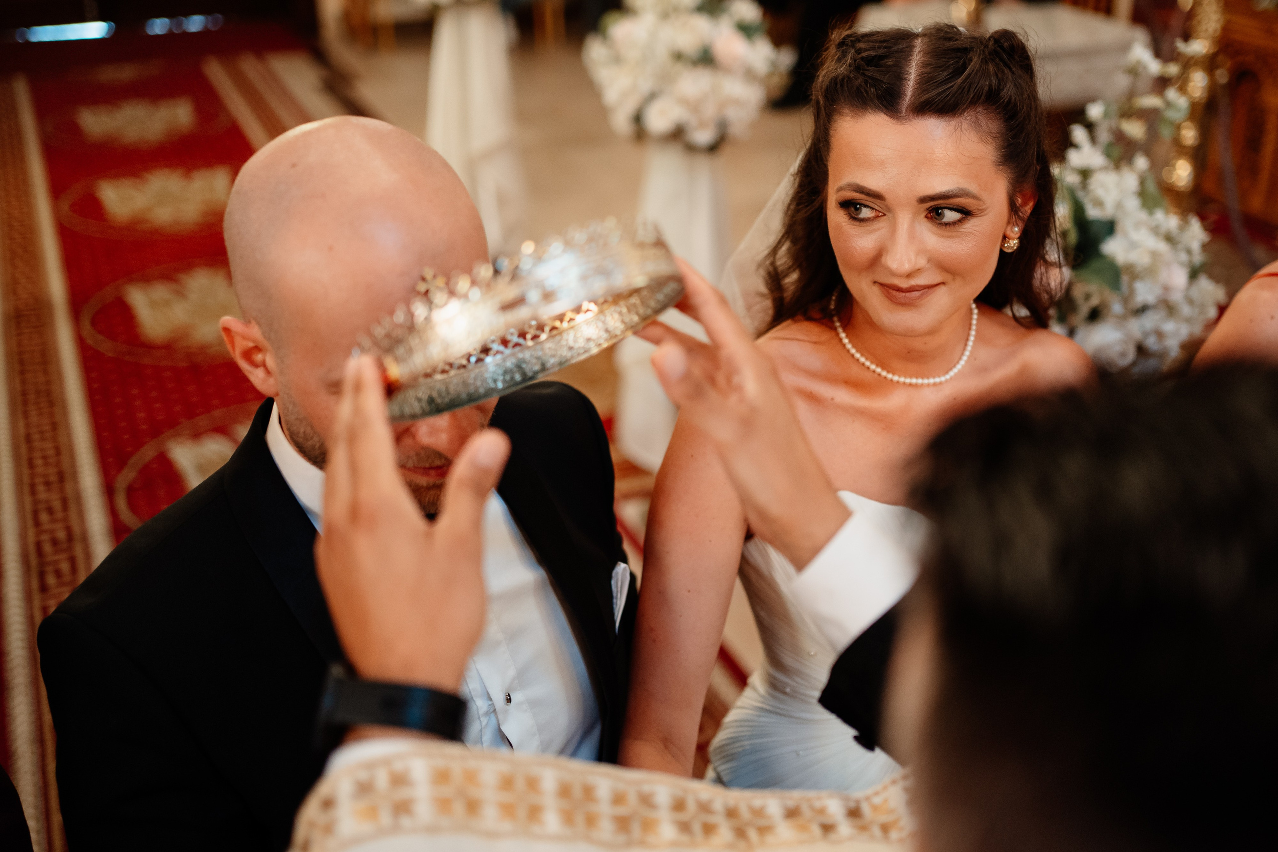 Moment emoționant între miri în ziua nunții, surprins într-un cadru natural și romantic, la Bokka Buftea. Fotografie de nuntă profesională, editată artistic pentru a evidenția emoția și eleganța evenimentului.