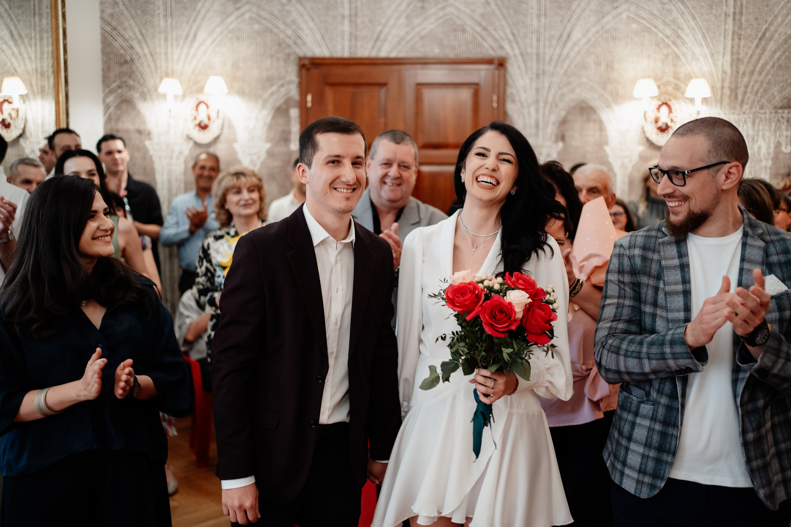 Miri fericiți în fața oficiului stării civile din Bucuresti, Sector 3, celebrând începutul unei noi vieți împreună. Fotografie de cununie civilă, capturând naturalețea și bucuria momentului special.