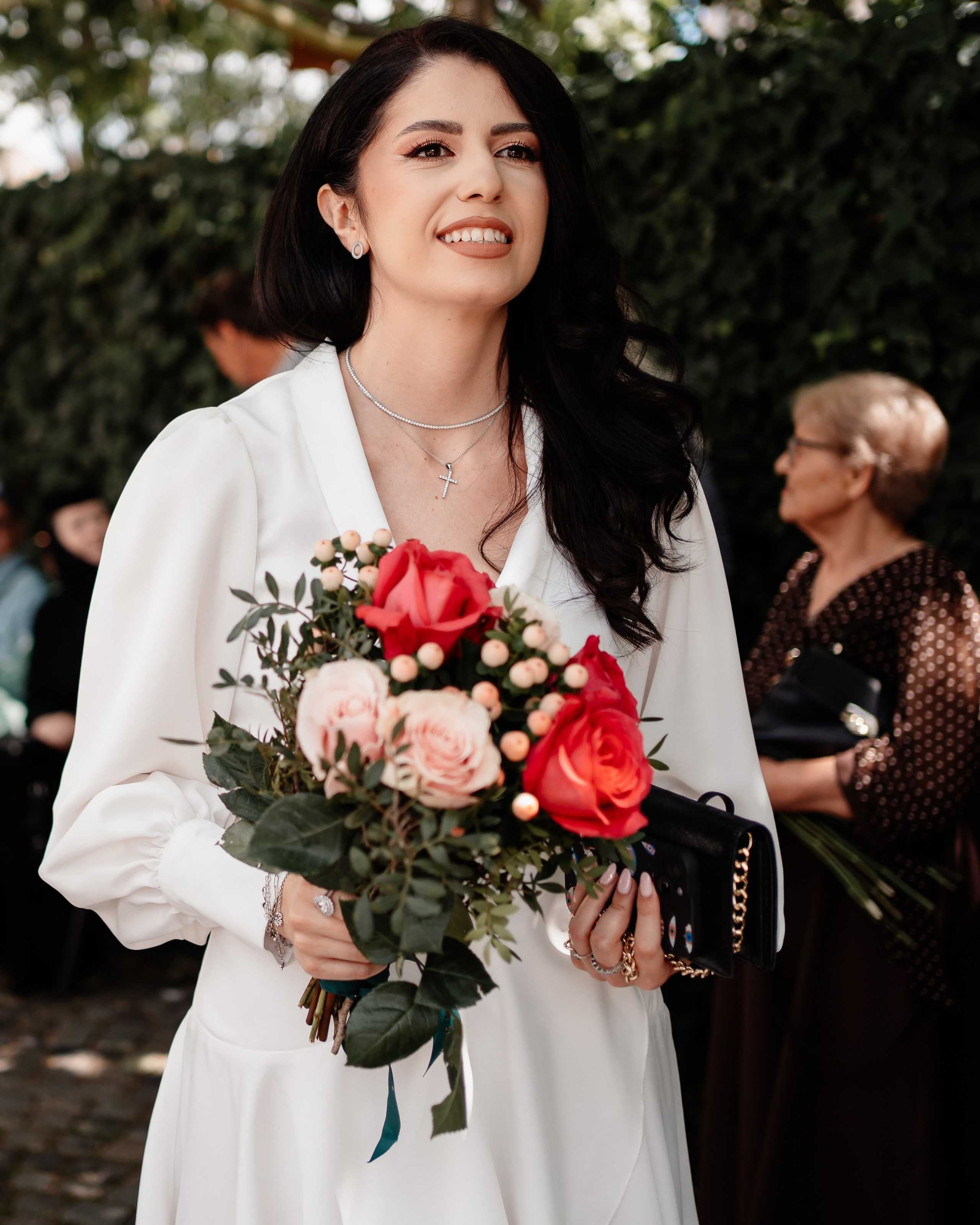 Miri fericiți în fața oficiului stării civile din Bucuresti, Sector 3, celebrând începutul unei noi vieți împreună. Fotografie de cununie civilă, capturând naturalețea și bucuria momentului special.