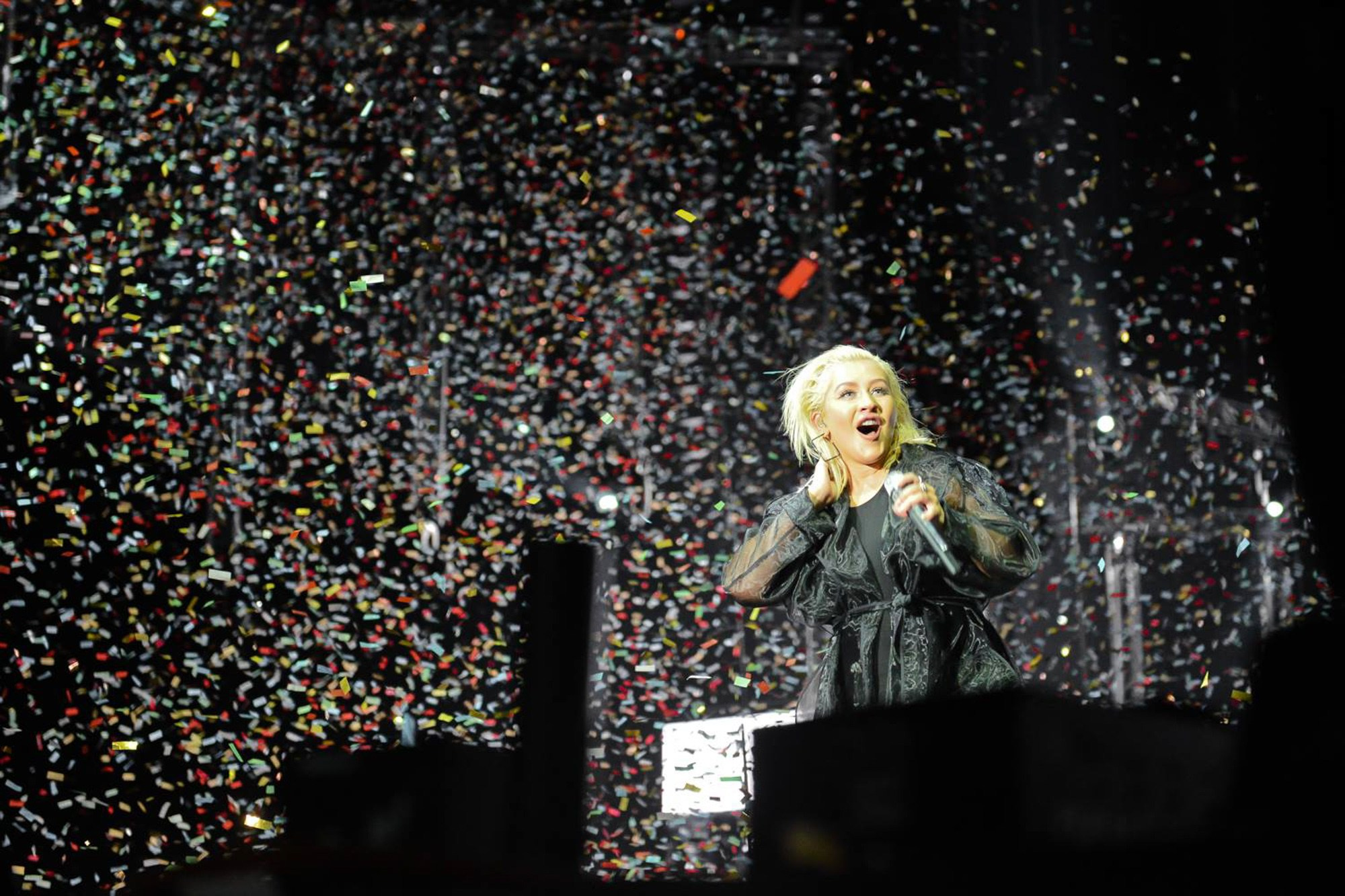 Formula 1 Baku Grand Prix 2018, Christina Aguilera canlı performans, Azərbaycan motor idmanı, F1 əyləncə, beynəlxalq musiqi performansı.