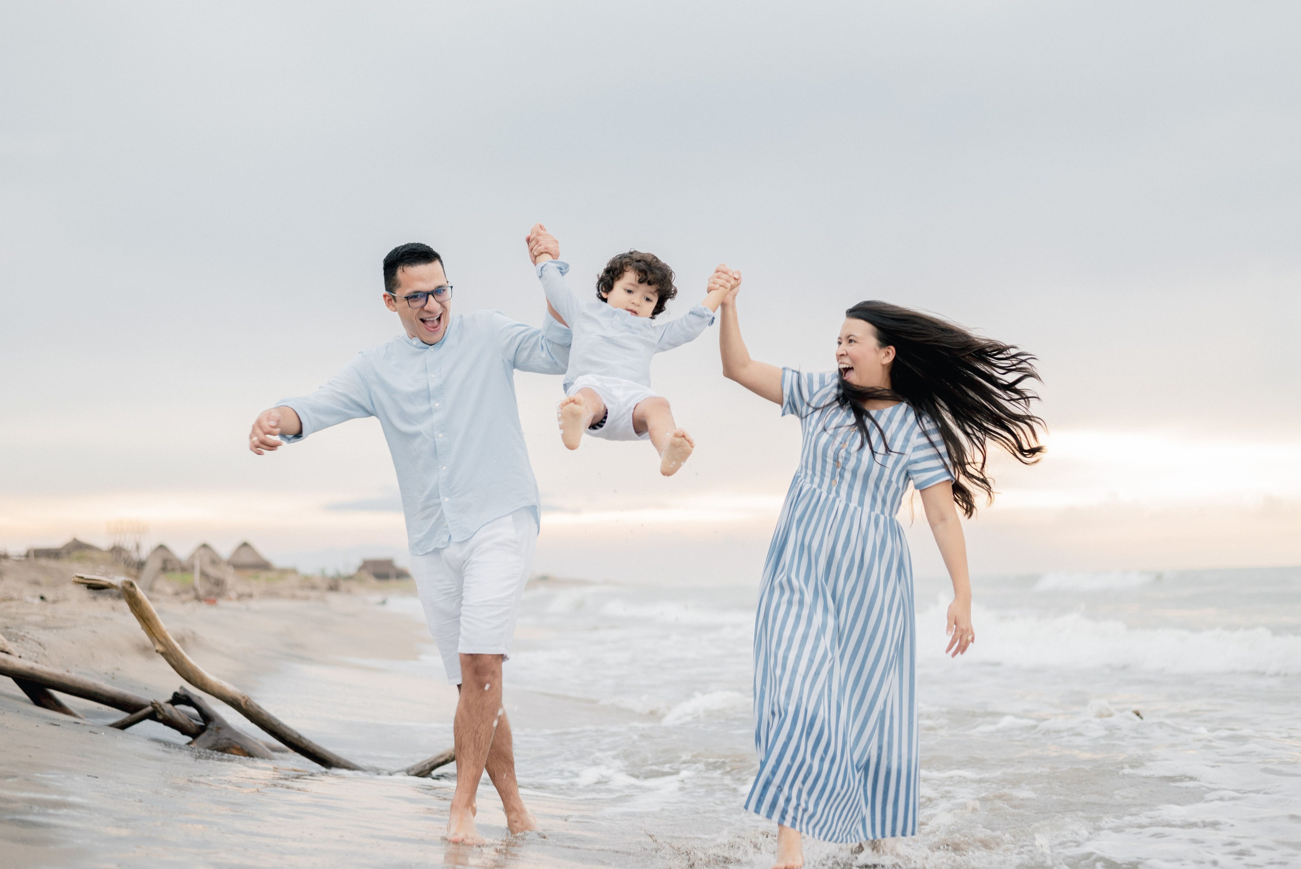 Familia en la playa. Fotógrafos de bodas en Barranquilla, Cartagena y Santa Marta | BanderArt