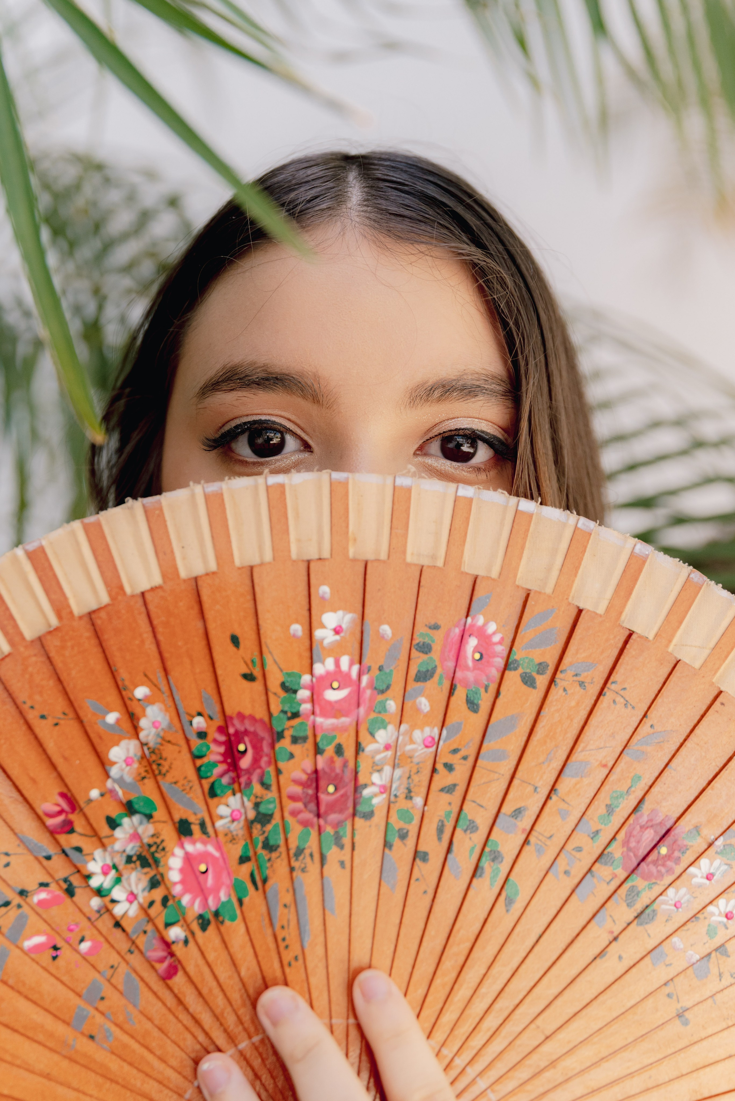 Retrato close-up quinceañera con abanico accesorios artístico profesional BanderArt