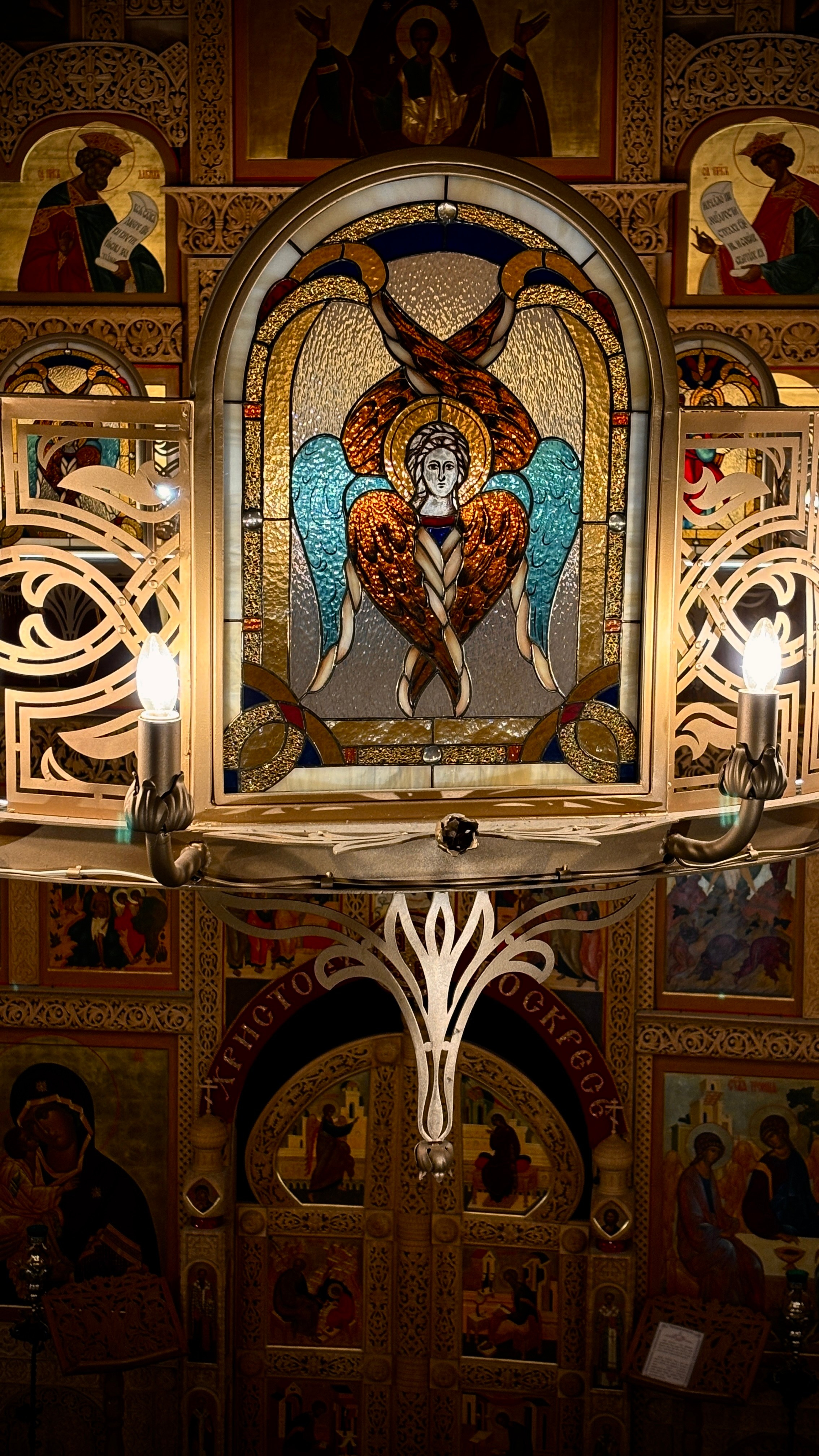 Хорос для храма Святой Троицы Прихода в честь Всех Святых в городе Минске Минской Епархии Белорусской Православной Церкви. 2022-2023. Сталь, худож. ковка, лазерная резка, сварка, витражи Анна Авгуль Магия витража.