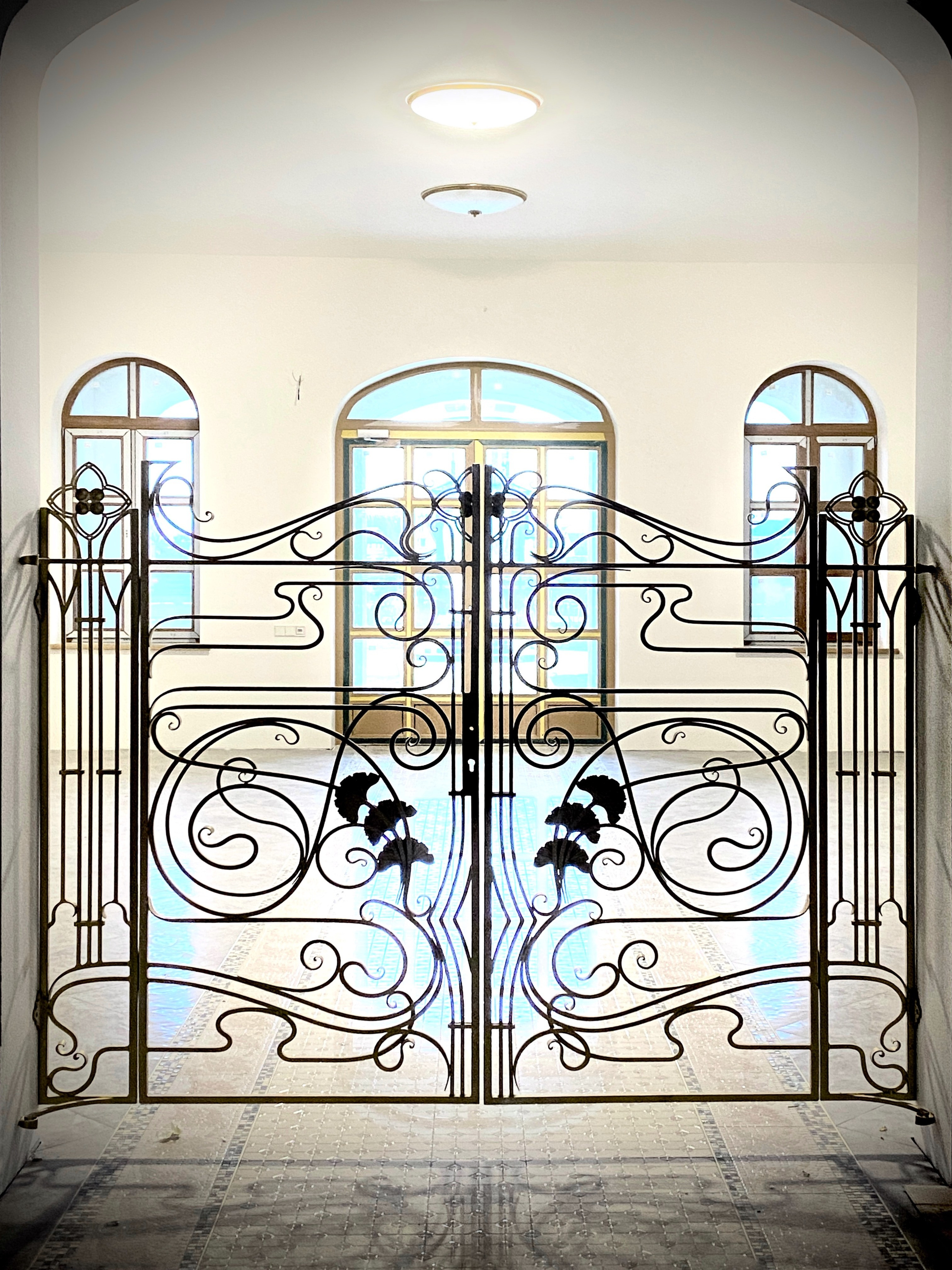 Врата и ограждения в домовом храме в честь Святой Живоначальной Троицы Епархиального дома Слуцко-Солигорской епархии имени Митрополита Филарета (Вахромеева), первого Патриаршего Экзарха всея Беларуси в городе Слуцк Минской области Беларуси. 2023. Сталь, худож. ковка, лазерная резка, сварка.