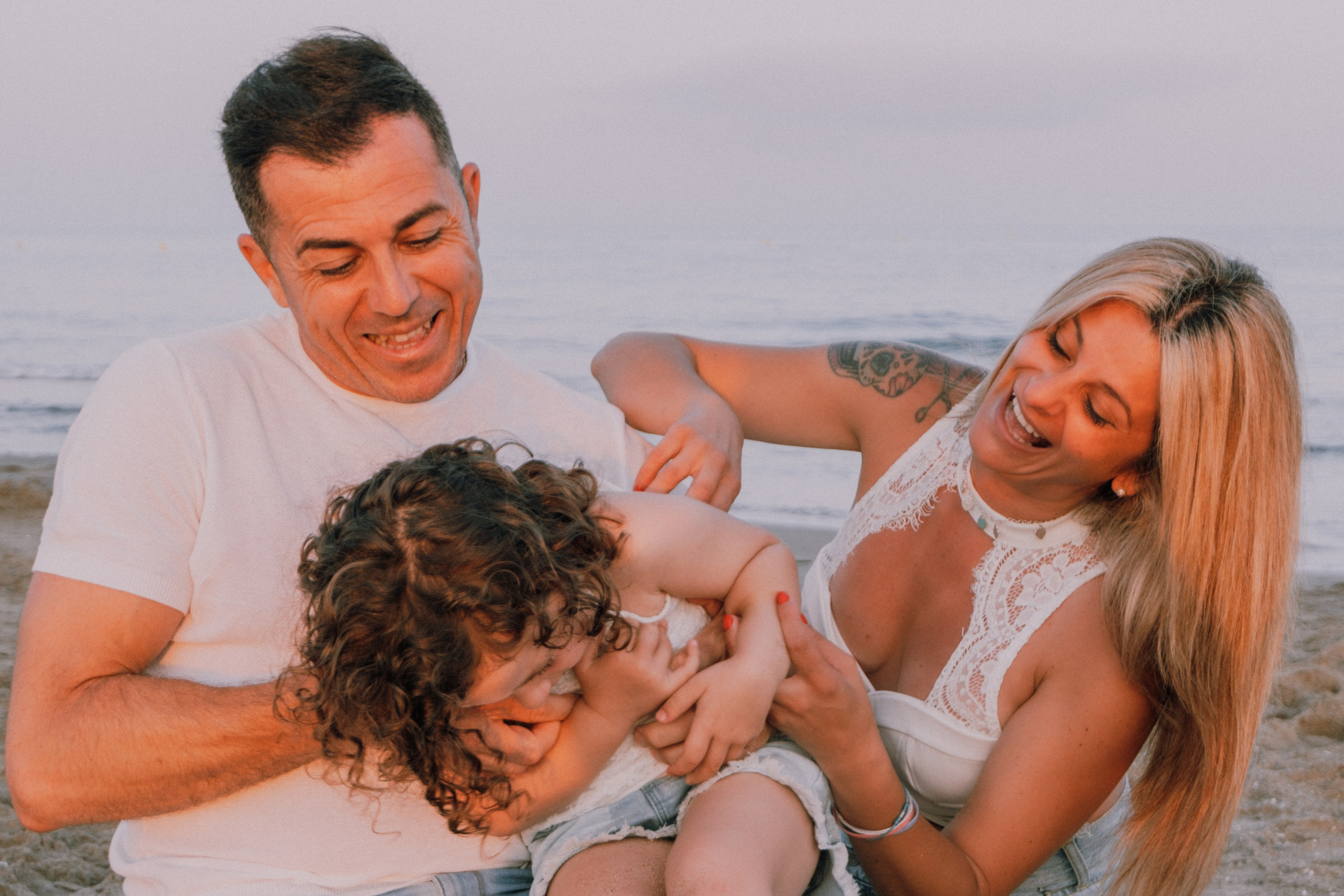 Sesión familiar en la playa. Fotografía profesional en Calafell - Elena Medvedeva