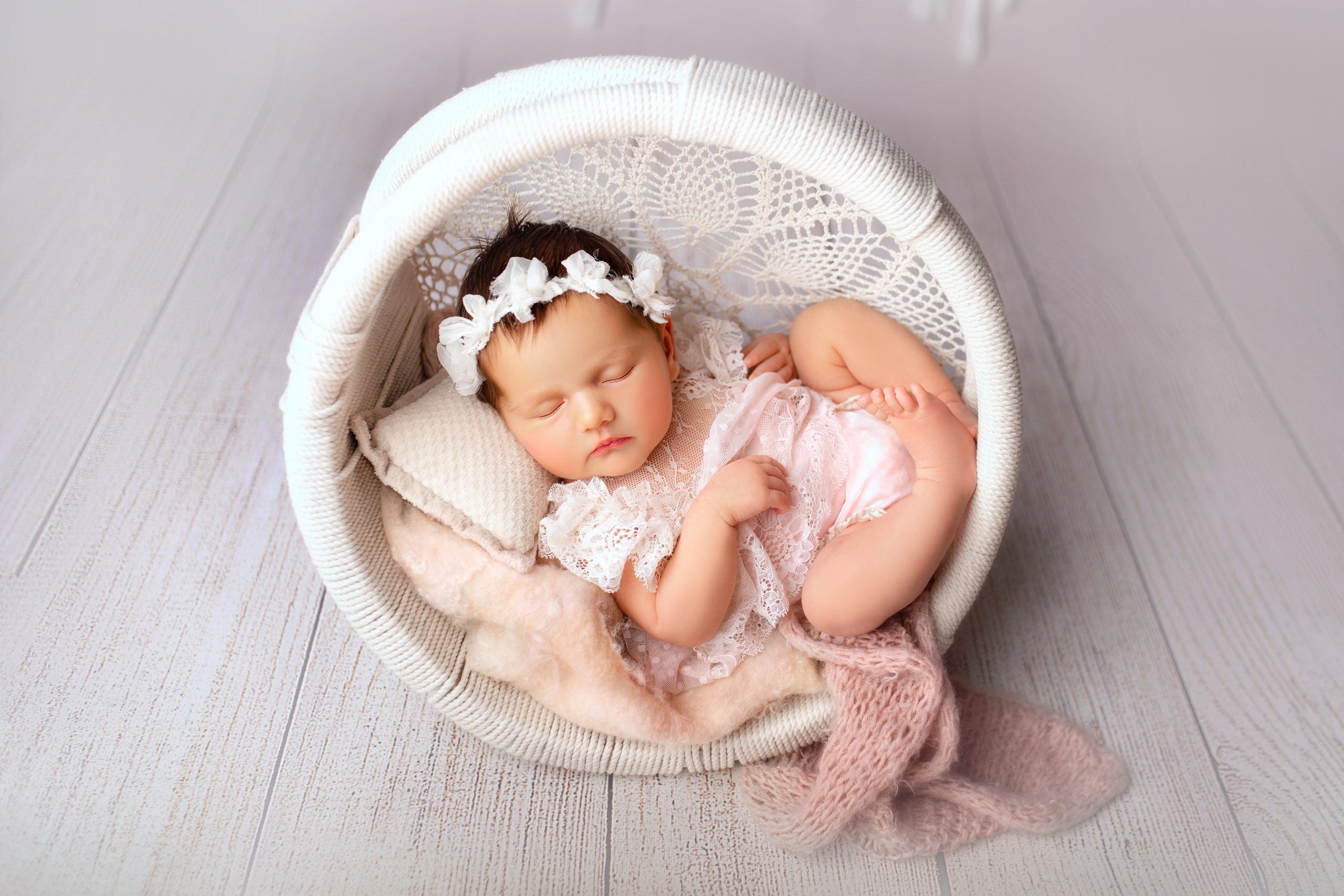 Newborn photoshoot. Newborn photographer and Photography Educator in Prague Yana Stelmakh