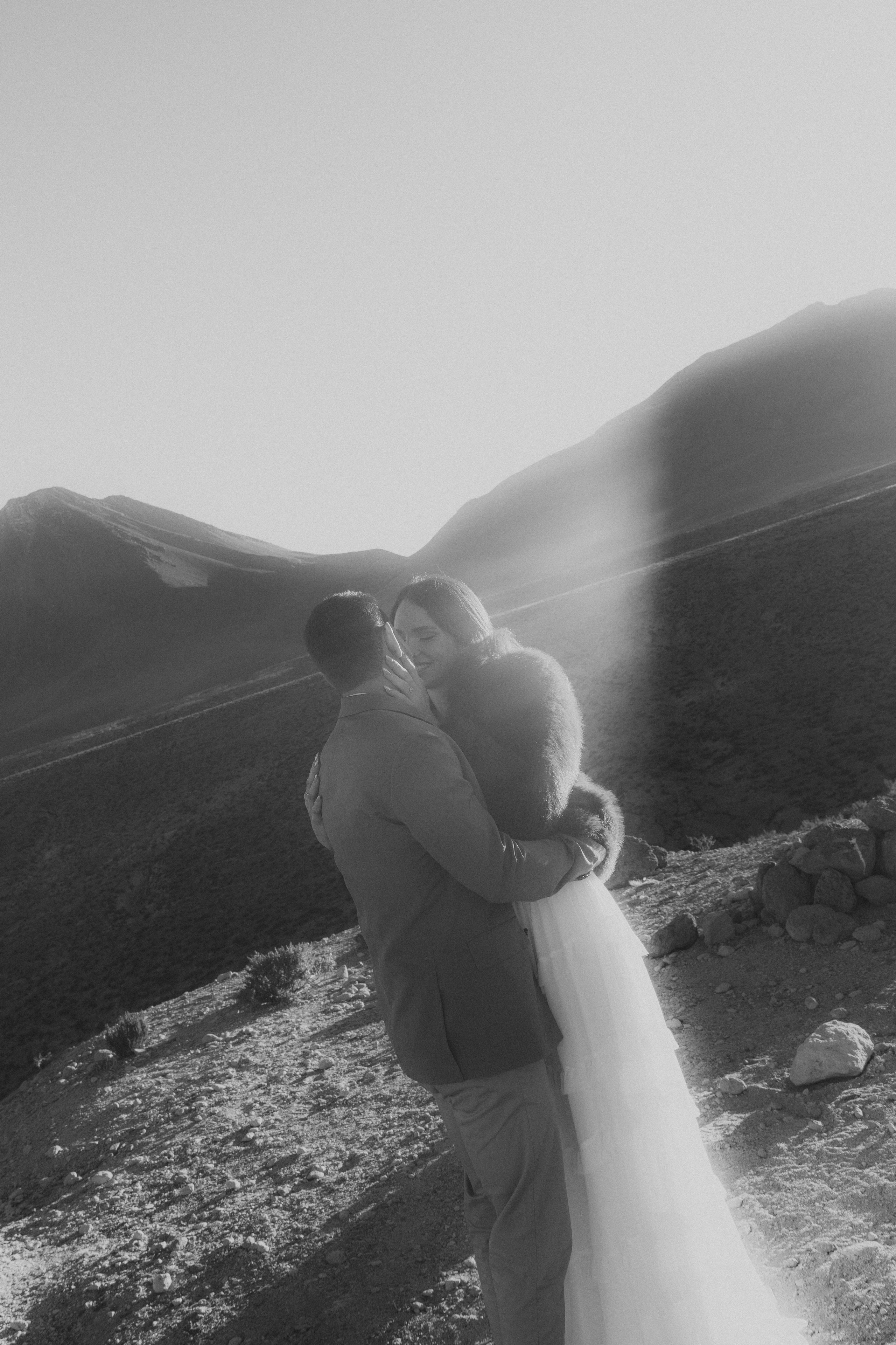 Pre-wedding no mirante do vulcão Licancabur. Photographer in San Pedro de Atacama