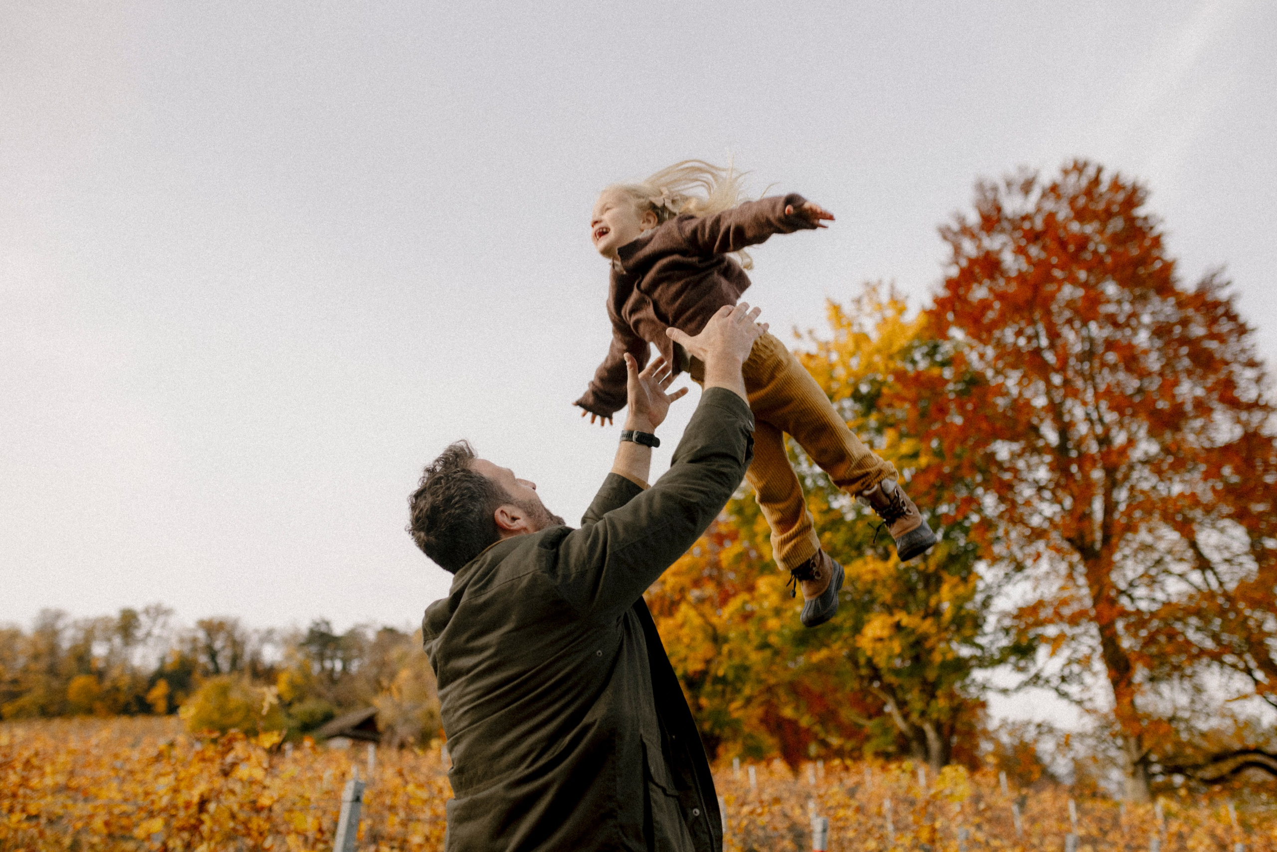 Under the Tree. Polina Sobol — family & documentary photographer in Bern. Outdoor & urban photo sessions for families, kids and couples