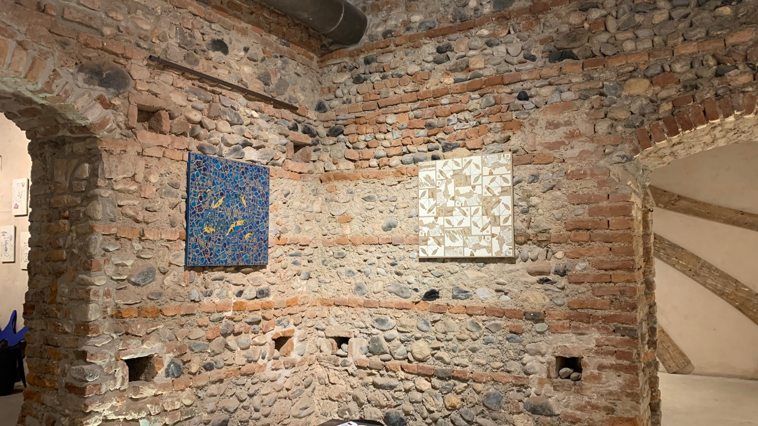 Opera su tela “Signore Poltrone” di Nadia Kuprina, tecnica mista complessa e altamente manuale, pattern astratti e ritmo visivo, blu e oro, lavoro esposto più volte in gallerie, forte valore di investimento nel contemporaneo.