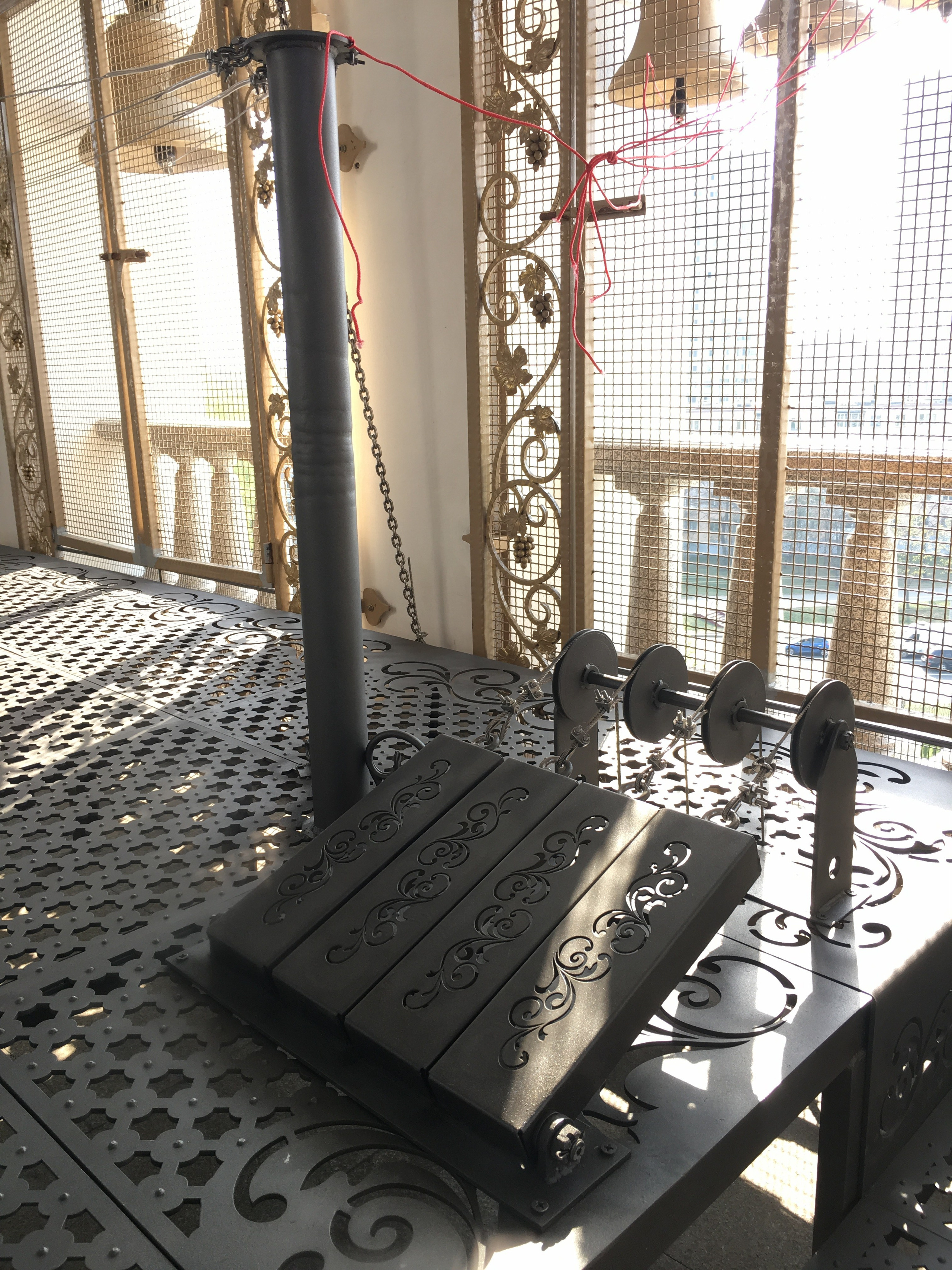 Подиум для звонаря с комплектом роликов и педалей колокольни Храма-памятника в честь Всех Святых и в память о жертвах, спасению Отечества нашего послуживших в городе Минске Минской Епархии Белорусской Православной Церкви. 2019 г. Сталь, художественная ковка, лазерная резка, сварка