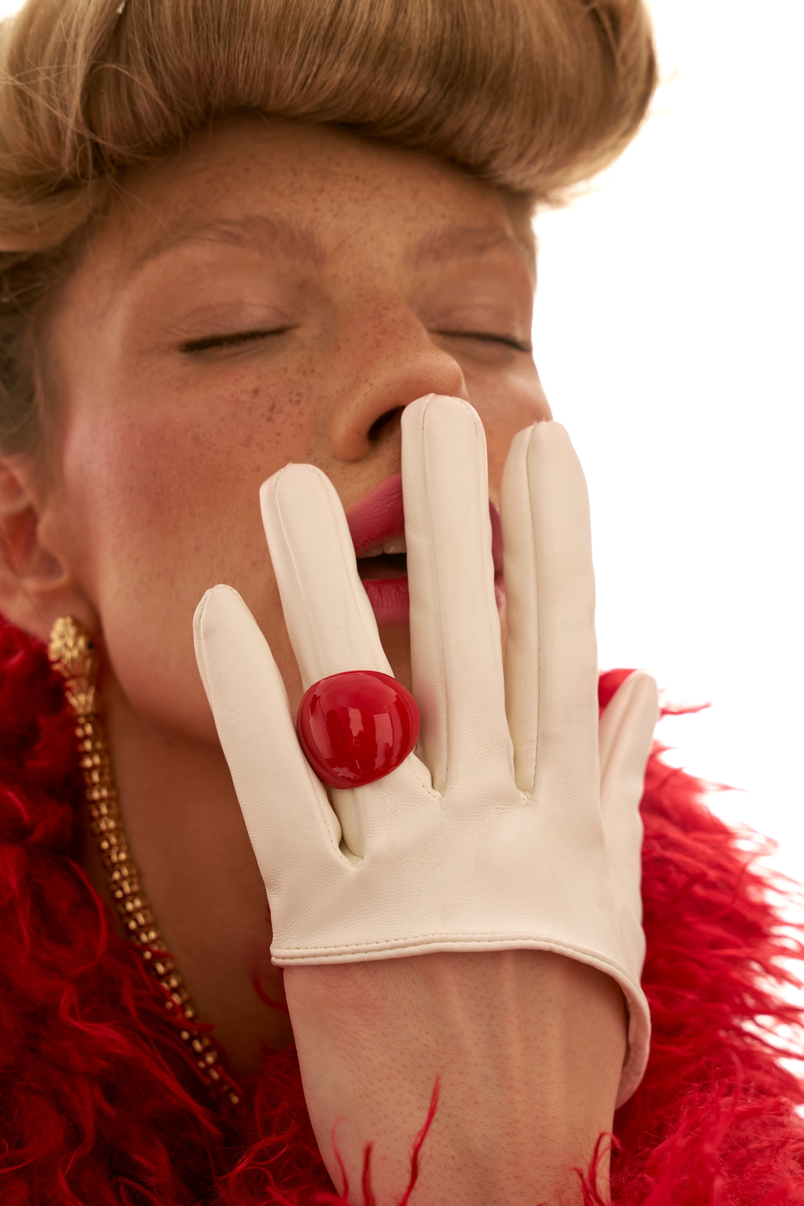 RED FEATHERS. Viktorija Korsaka| Brand Content Creator & Photographer