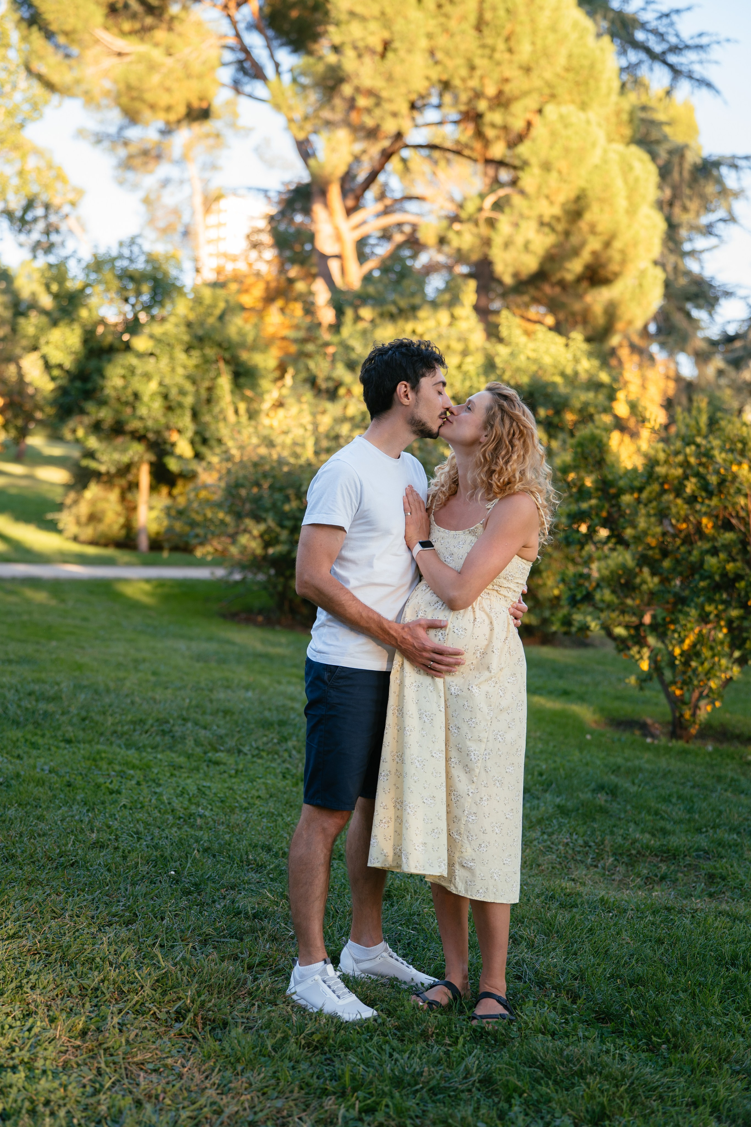 Candid pregnancy photoshoot in the park. Photographer in Madrid, Spain. Alyona Belyaninova