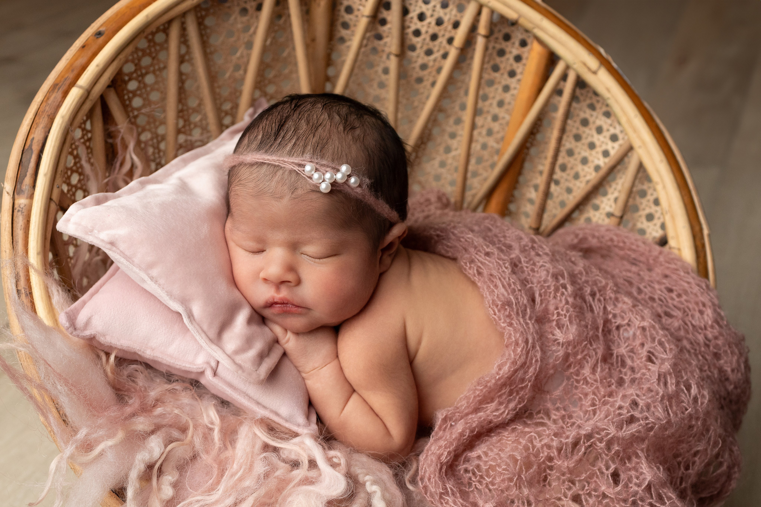 Newborn Classic. Mary Newborn Photo