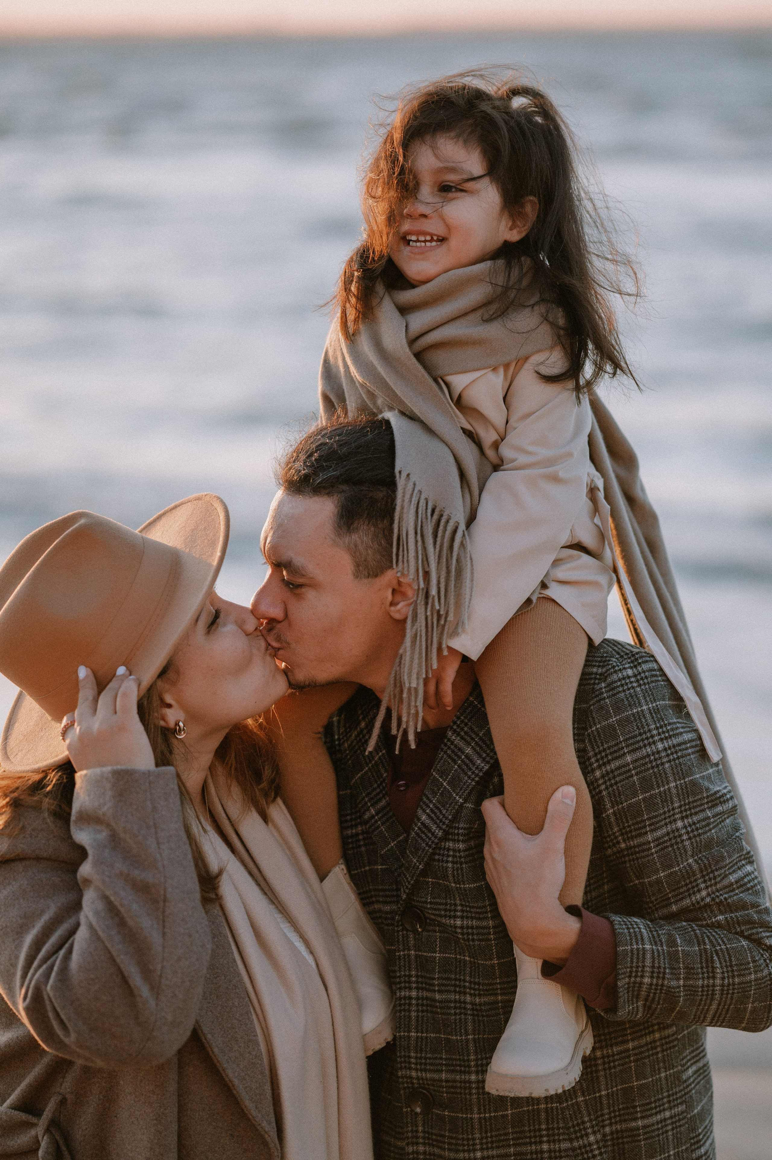 Семейный фотограф из таллина сделал портрет семьи на природе у моря