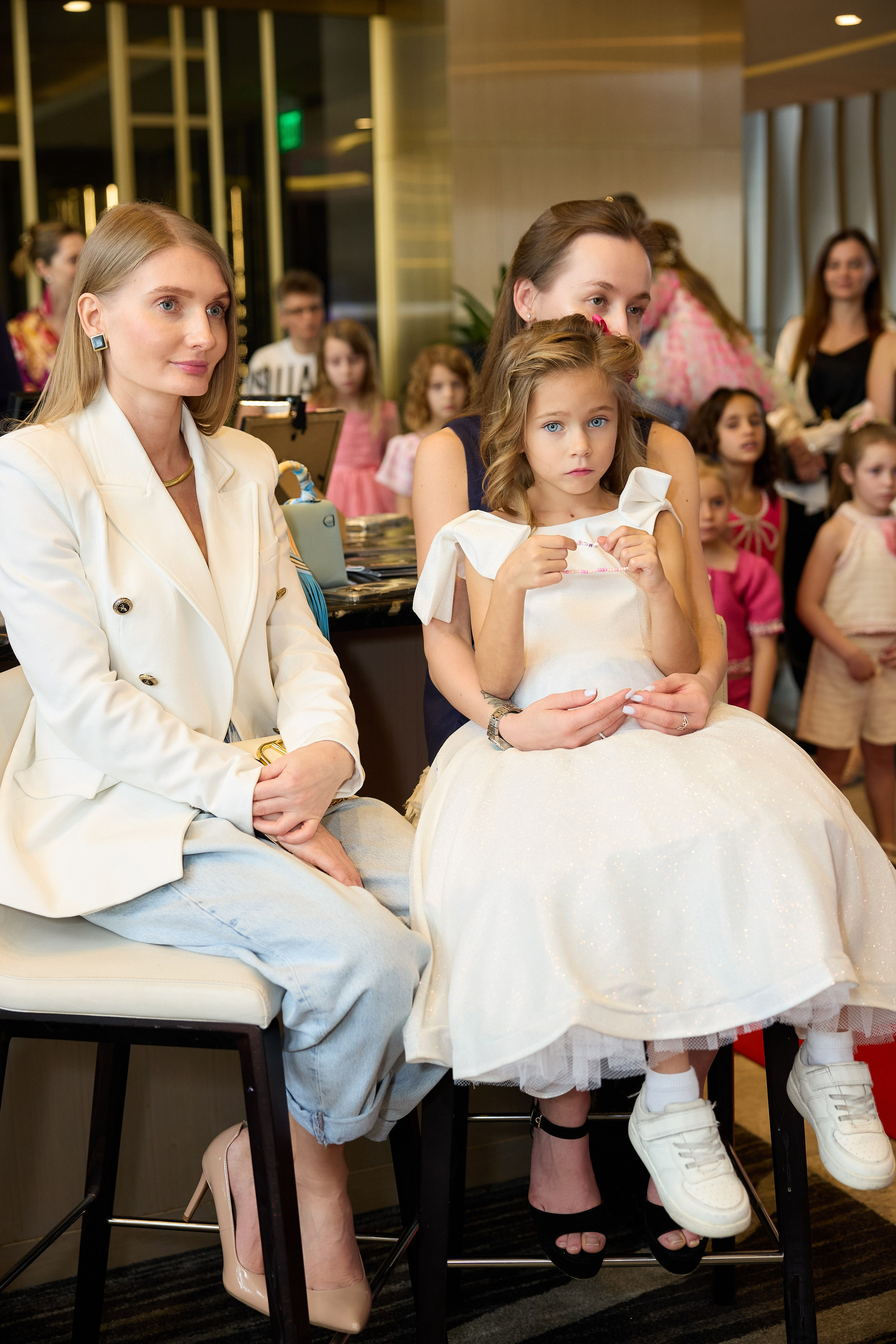 Авторская благотворительная художественная выставка Дианы Бортник. Фотограф Юлия Маковеева